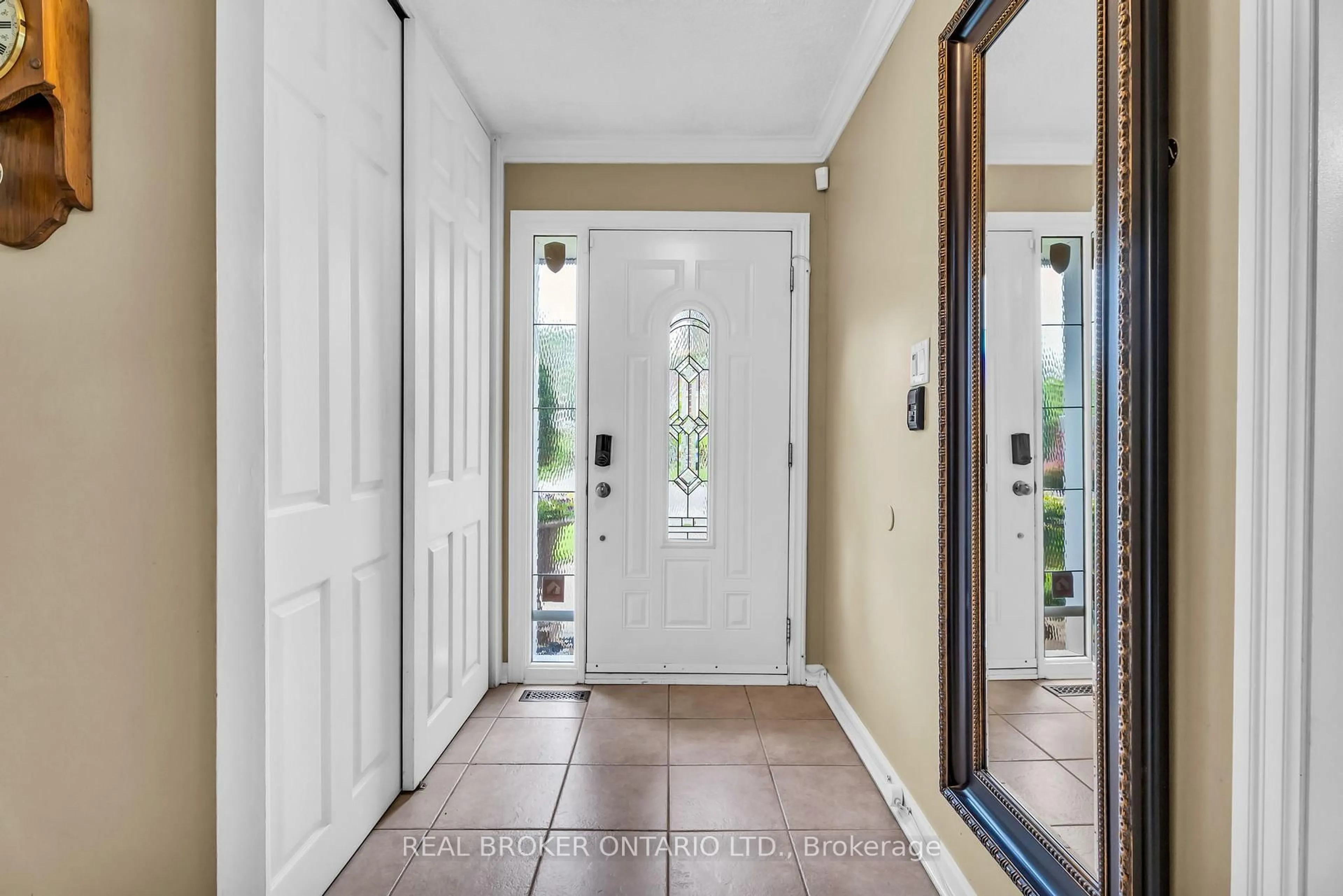 Indoor entryway for 18 Mansfield St, Brampton Ontario L6S 2Y4