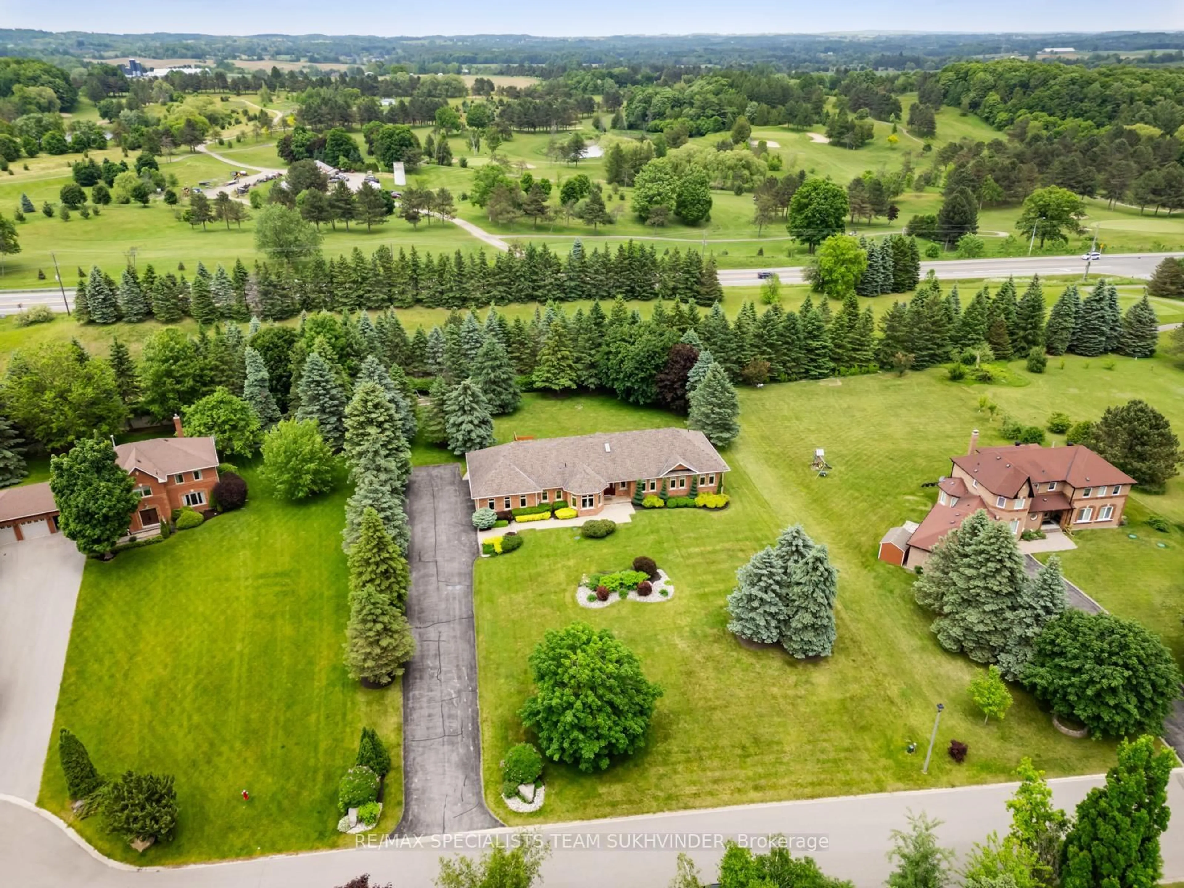 A pic from outside/outdoor area/front of a property/back of a property/a pic from drone, unknown for 7 Golfdale Crt, Caledon Ontario L7E 0B3