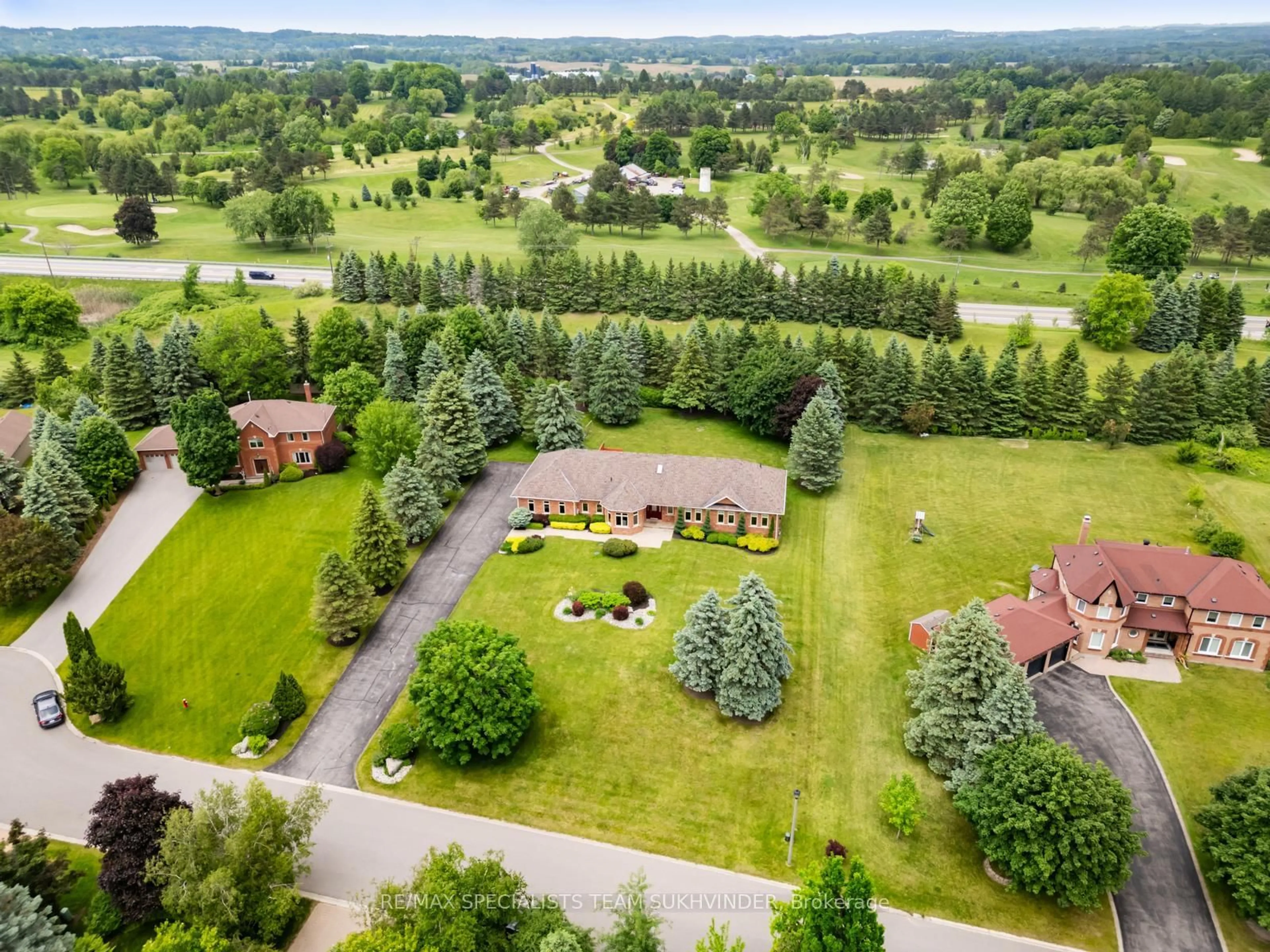 A pic from outside/outdoor area/front of a property/back of a property/a pic from drone, mountain view for 7 Golfdale Crt, Caledon Ontario L7E 0B3