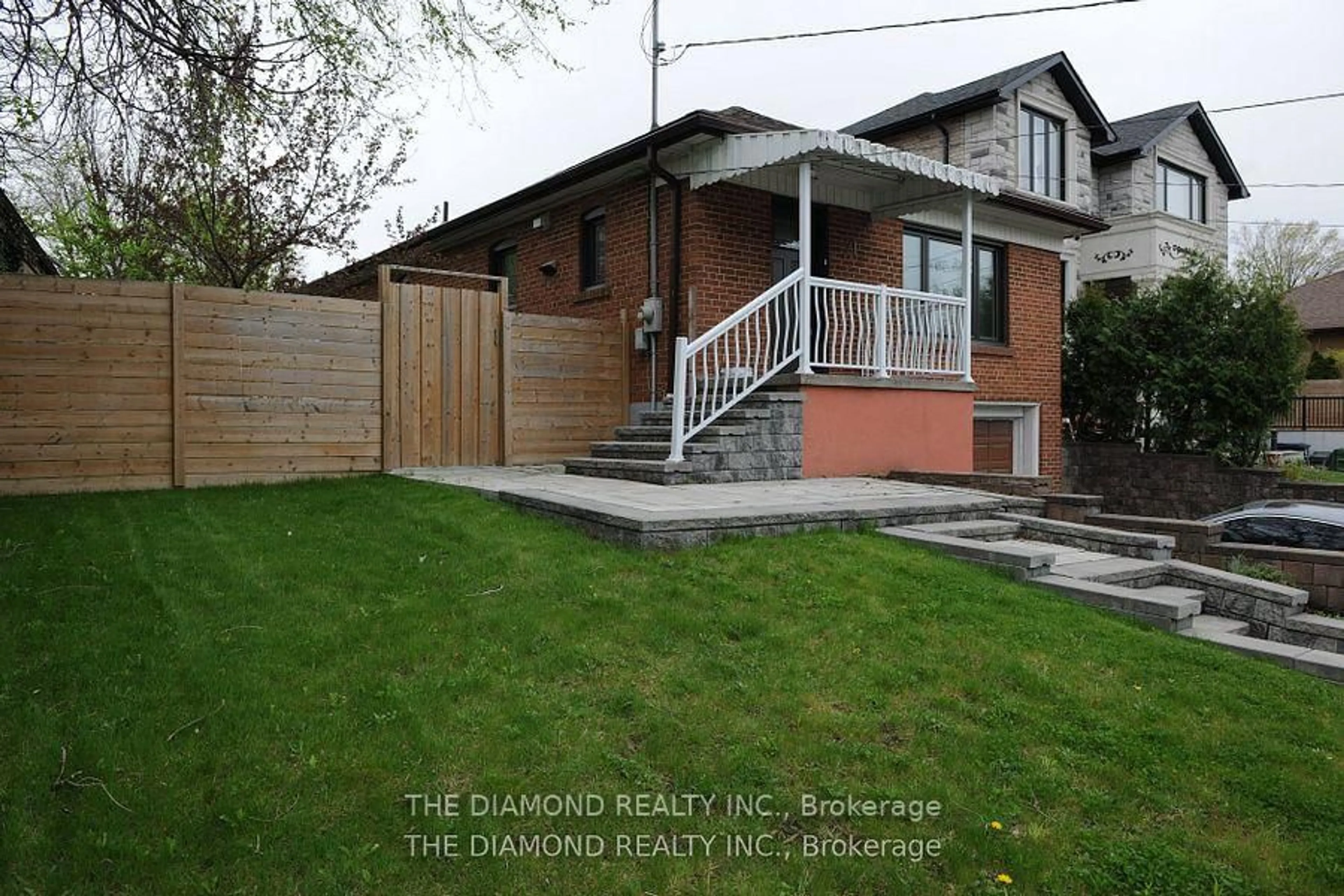 A pic from outside/outdoor area/front of a property/back of a property/a pic from drone, street for 21 Gracefield Ave, Toronto Ontario M6L 1L2