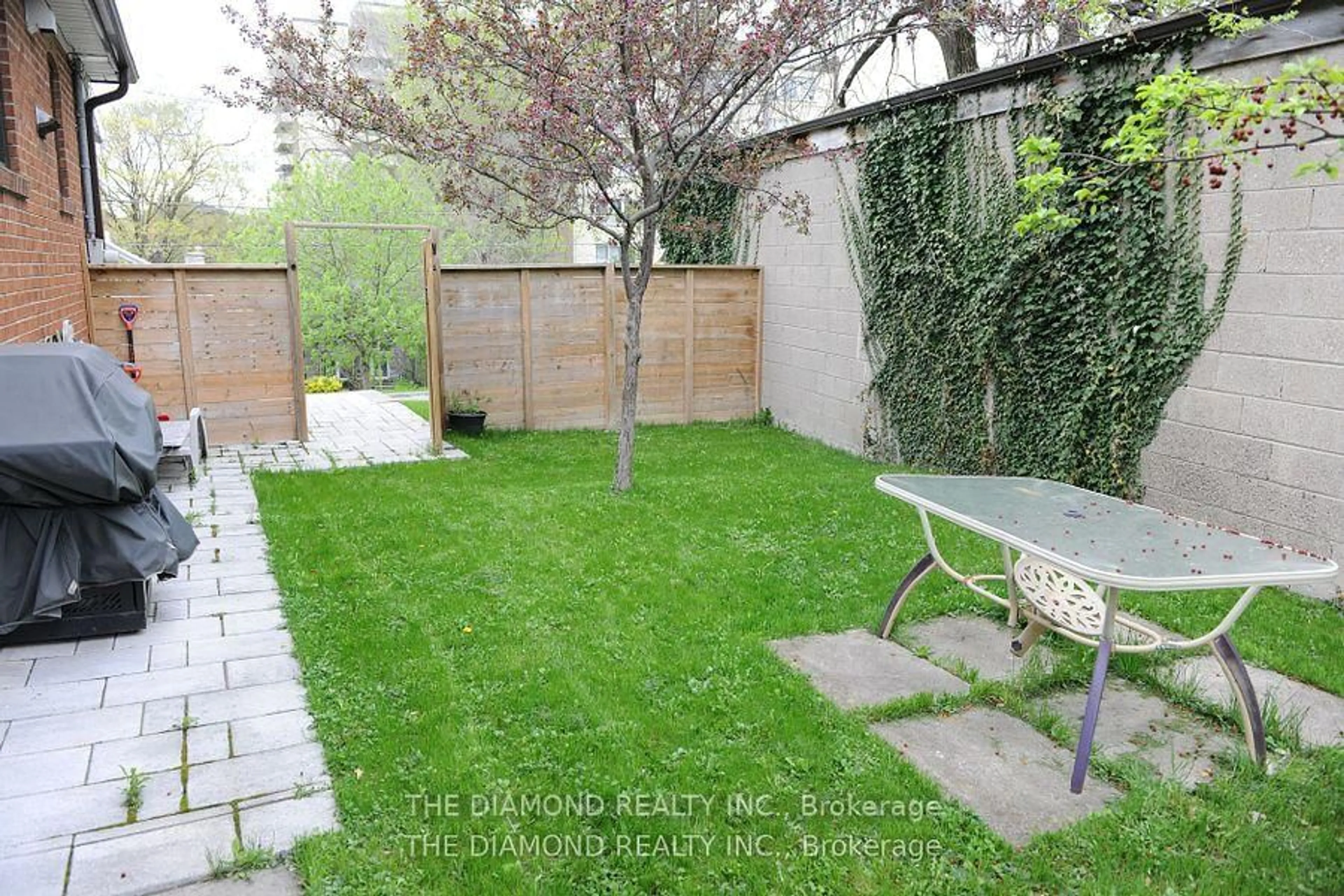 Patio, street for 21 Gracefield Ave, Toronto Ontario M6L 1L2