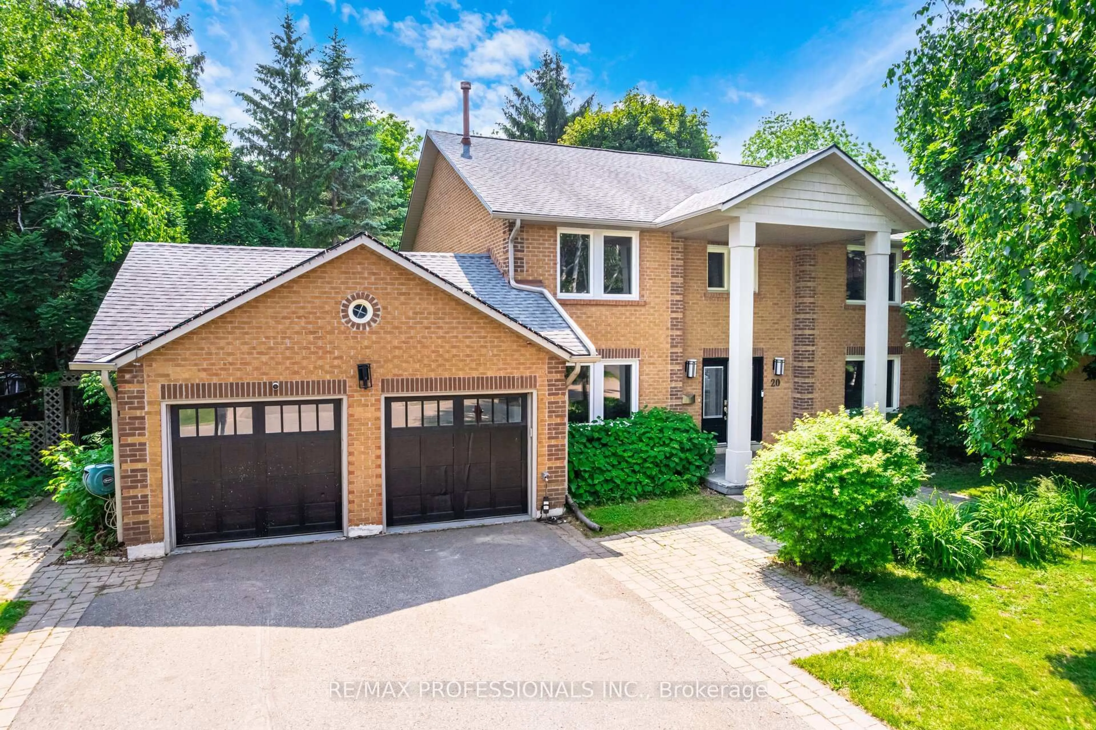 A pic from outside/outdoor area/front of a property/back of a property/a pic from drone, street for 20 Wadsworth Circ, Brampton Ontario L6Z 1W7