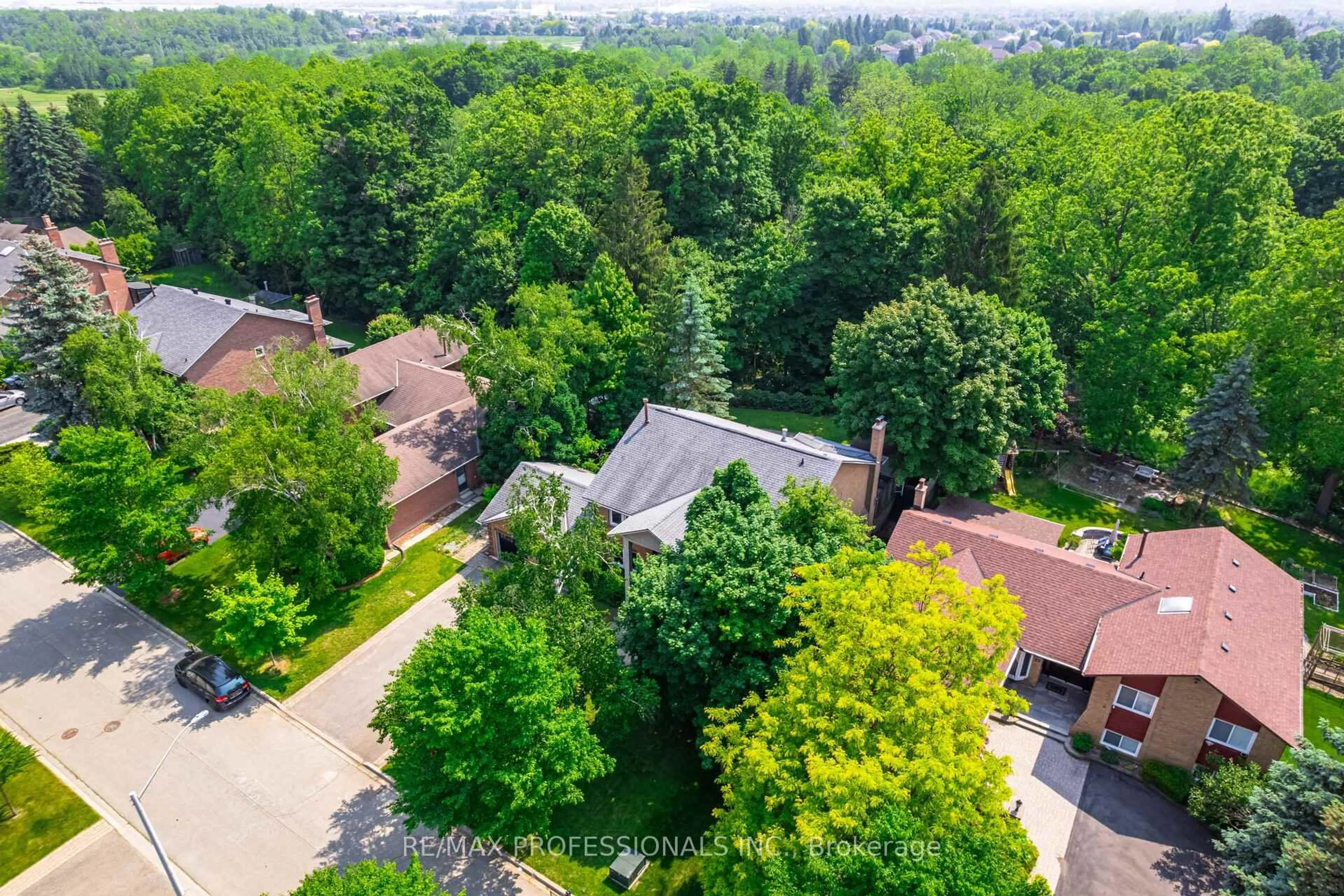 A pic from outside/outdoor area/front of a property/back of a property/a pic from drone, forest/trees view for 20 Wadsworth Circ, Brampton Ontario L6Z 1W7