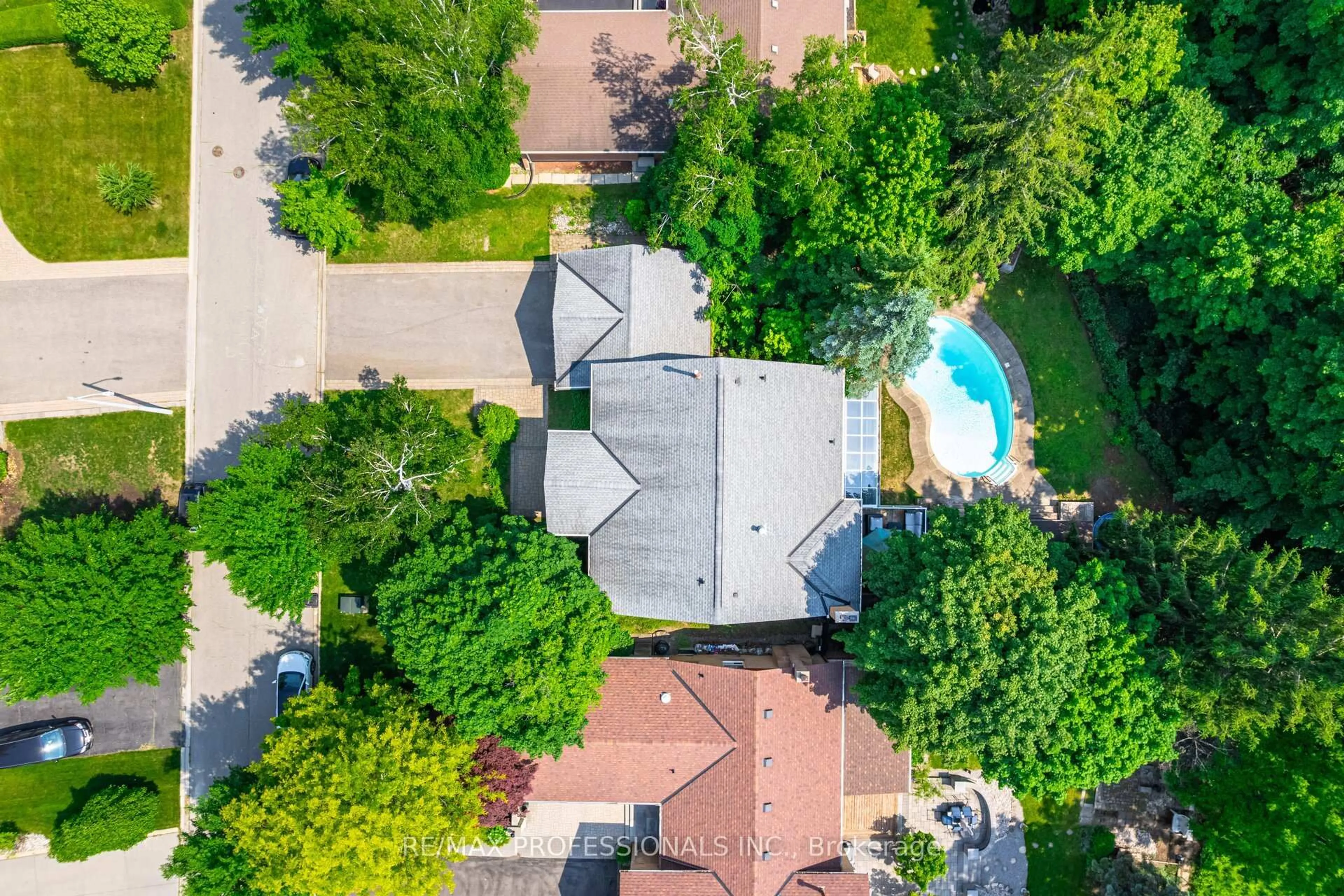 A pic from outside/outdoor area/front of a property/back of a property/a pic from drone, street for 20 Wadsworth Circ, Brampton Ontario L6Z 1W7