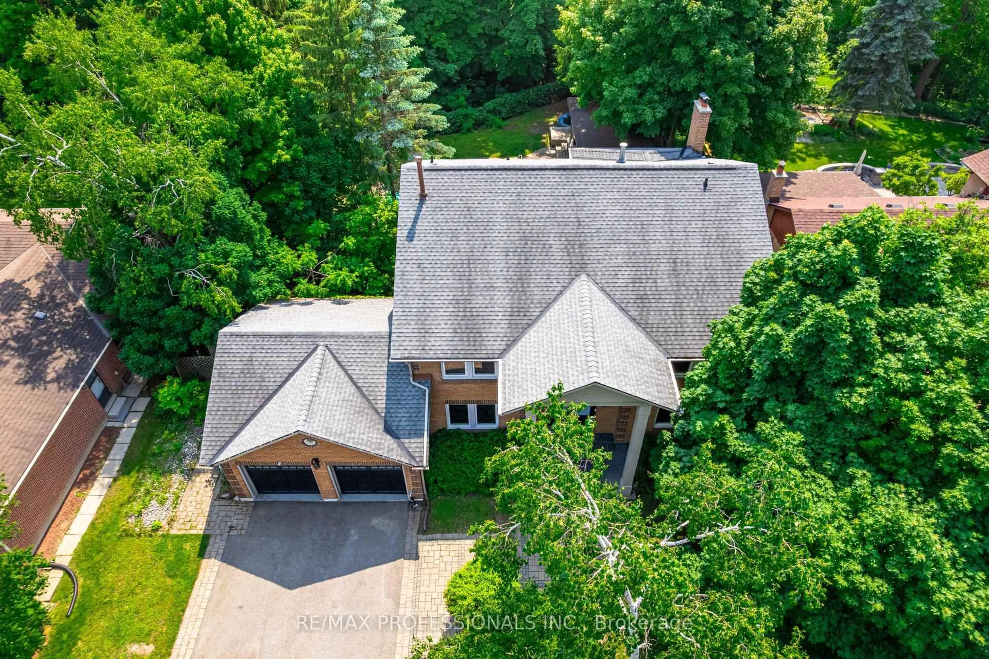 A pic from outside/outdoor area/front of a property/back of a property/a pic from drone, street for 20 Wadsworth Circ, Brampton Ontario L6Z 1W7