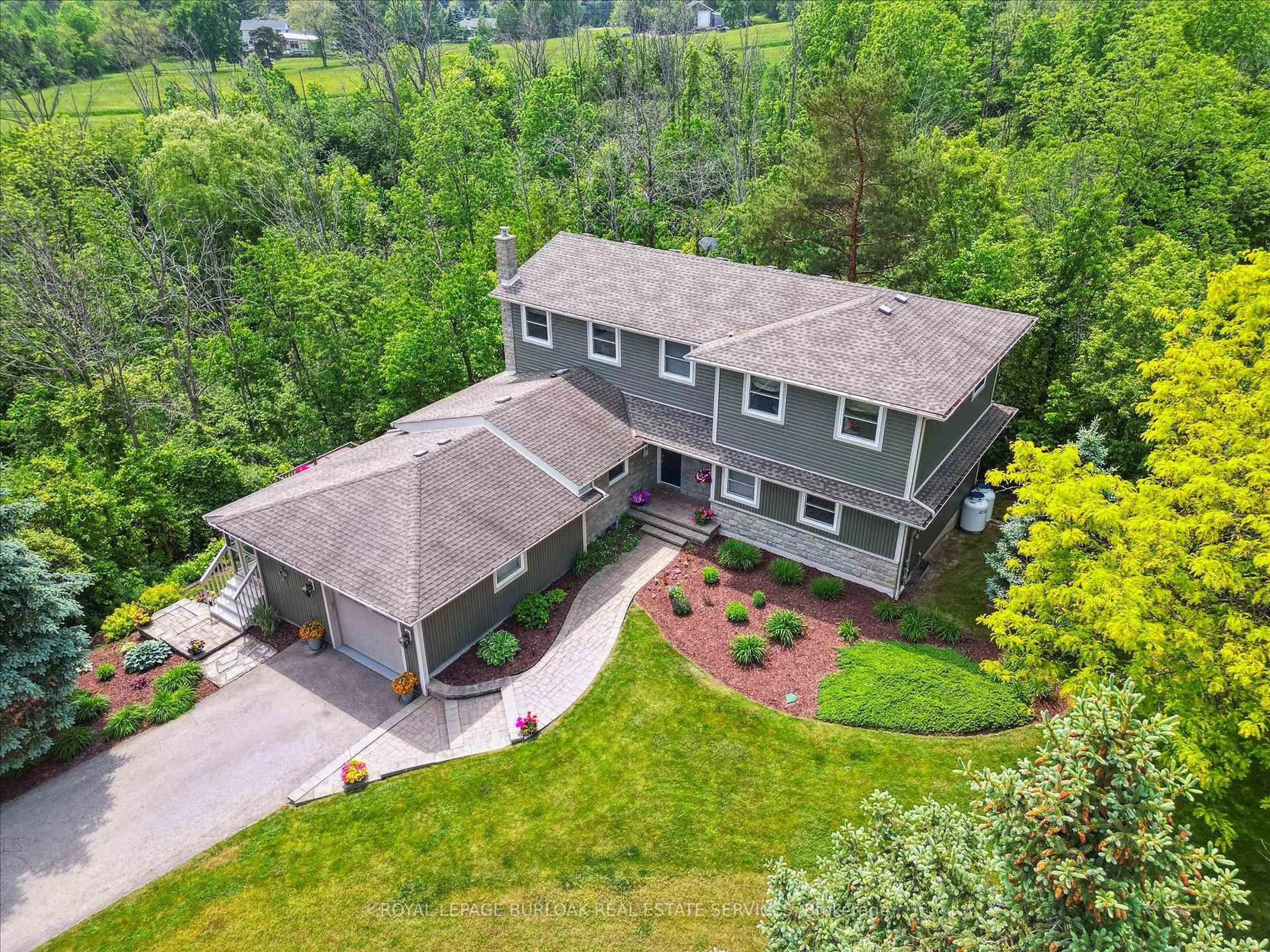 A pic from outside/outdoor area/front of a property/back of a property/a pic from drone, unknown for 1778 Old Waterdown Rd, Burlington Ontario L7P 0T2