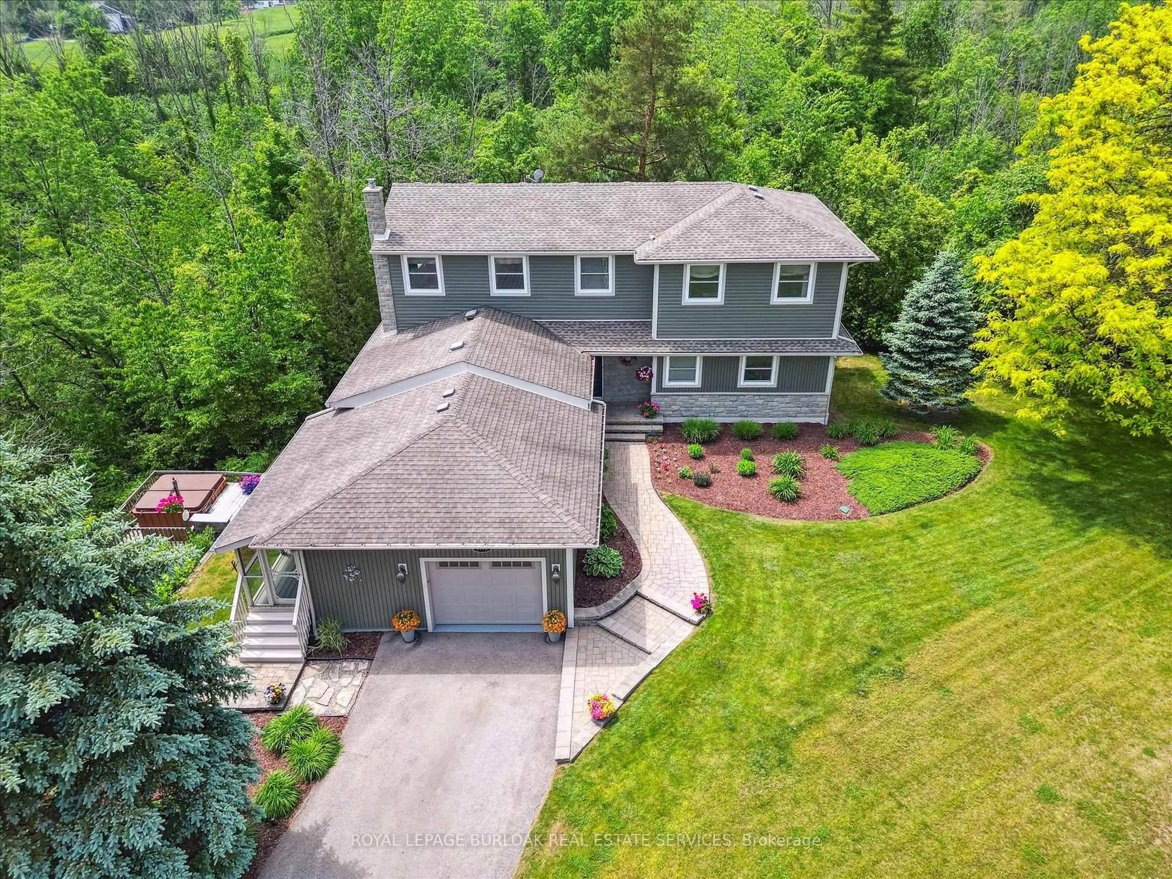 A pic from outside/outdoor area/front of a property/back of a property/a pic from drone, unknown for 1778 Old Waterdown Rd, Burlington Ontario L7P 0T2