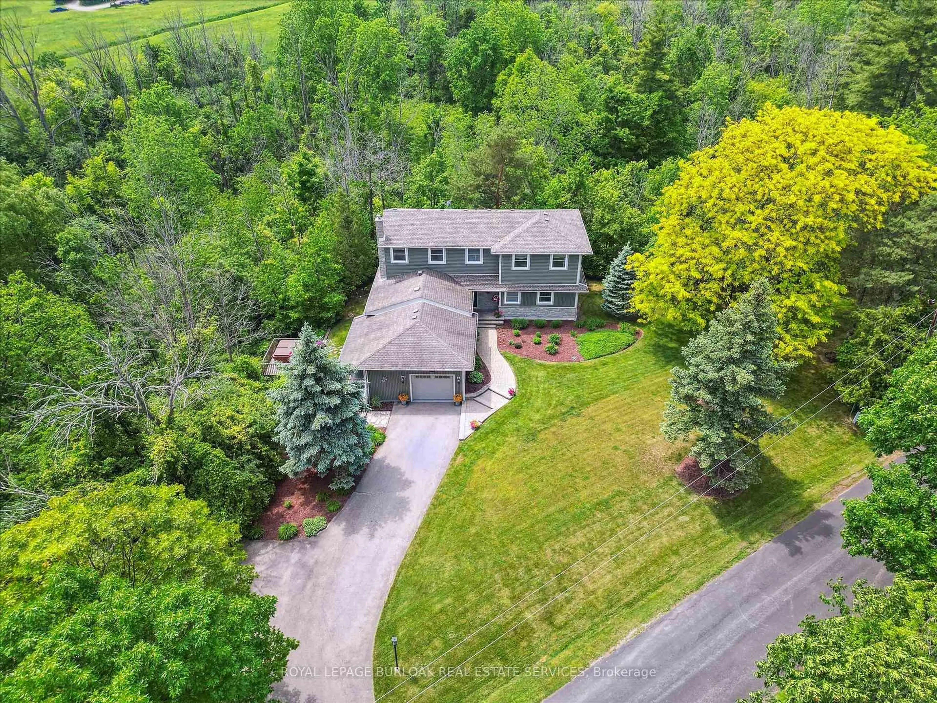A pic from outside/outdoor area/front of a property/back of a property/a pic from drone, unknown for 1778 Old Waterdown Rd, Burlington Ontario L7P 0T2