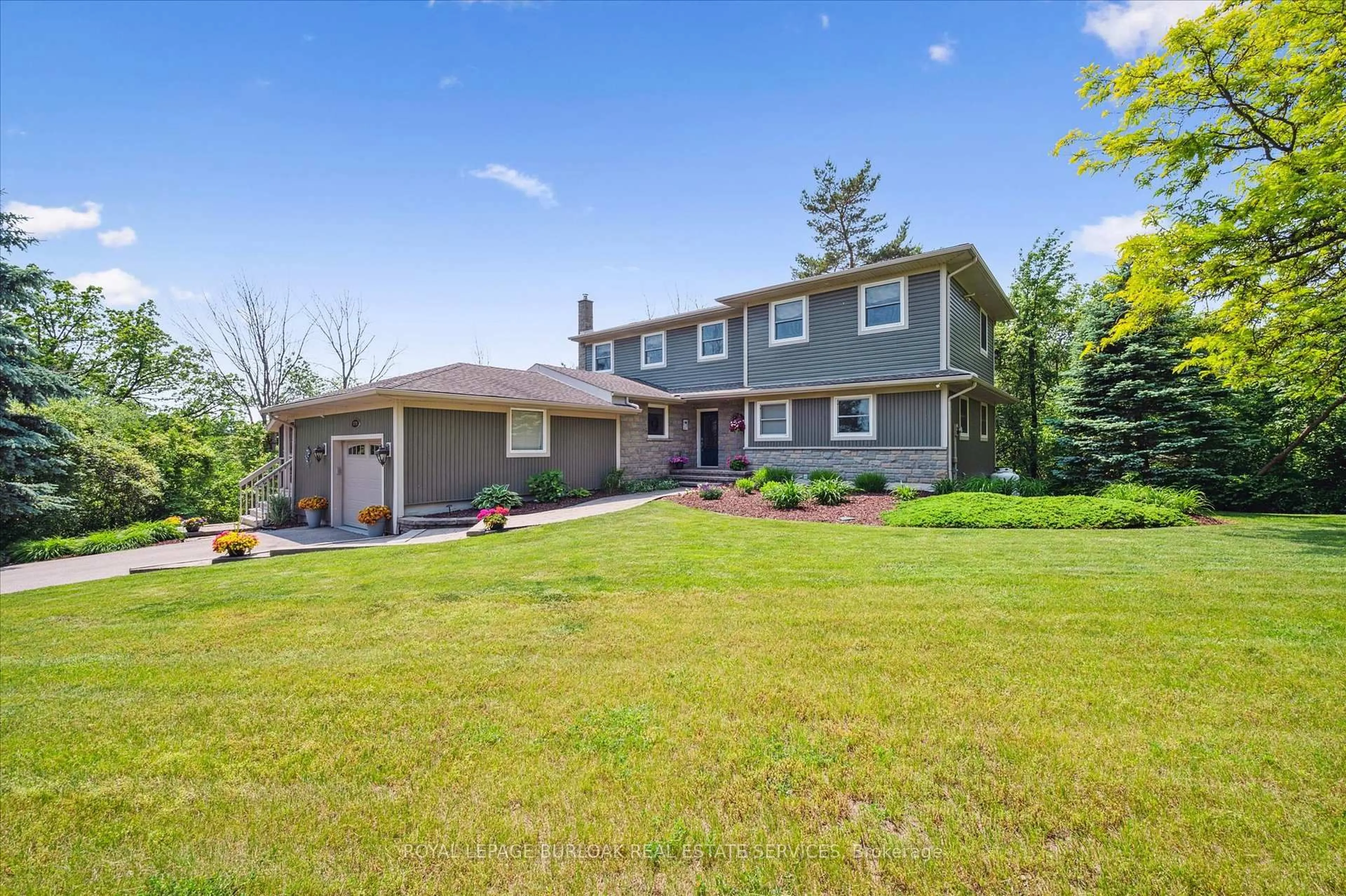 A pic from outside/outdoor area/front of a property/back of a property/a pic from drone, unknown for 1778 Old Waterdown Rd, Burlington Ontario L7P 0T2