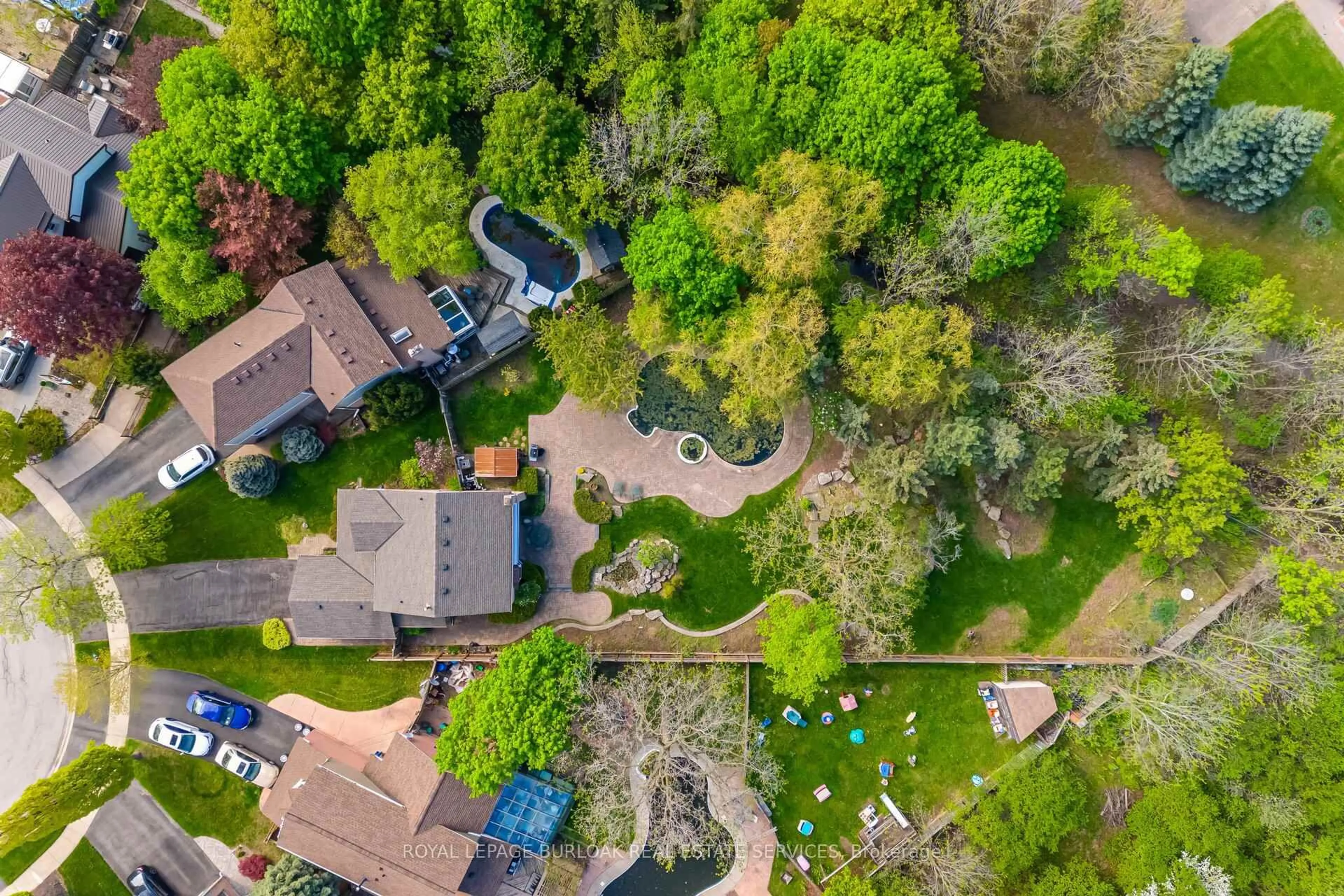 A pic from outside/outdoor area/front of a property/back of a property/a pic from drone, forest/trees view for 1545 Greenbriar Dr, Oakville Ontario L6M 1Y7