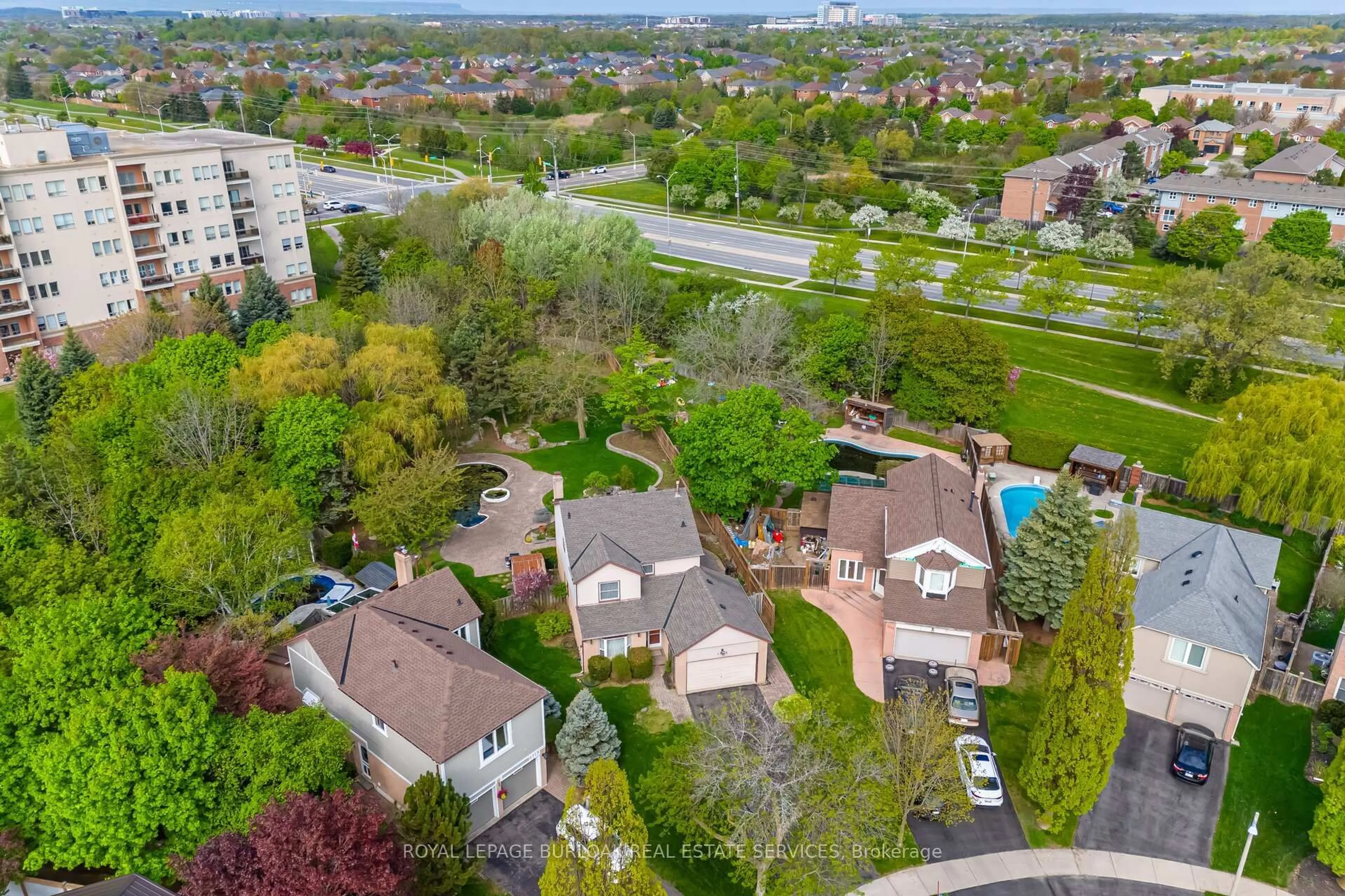 A pic from outside/outdoor area/front of a property/back of a property/a pic from drone, city buildings view from balcony for 1545 Greenbriar Dr, Oakville Ontario L6M 1Y7