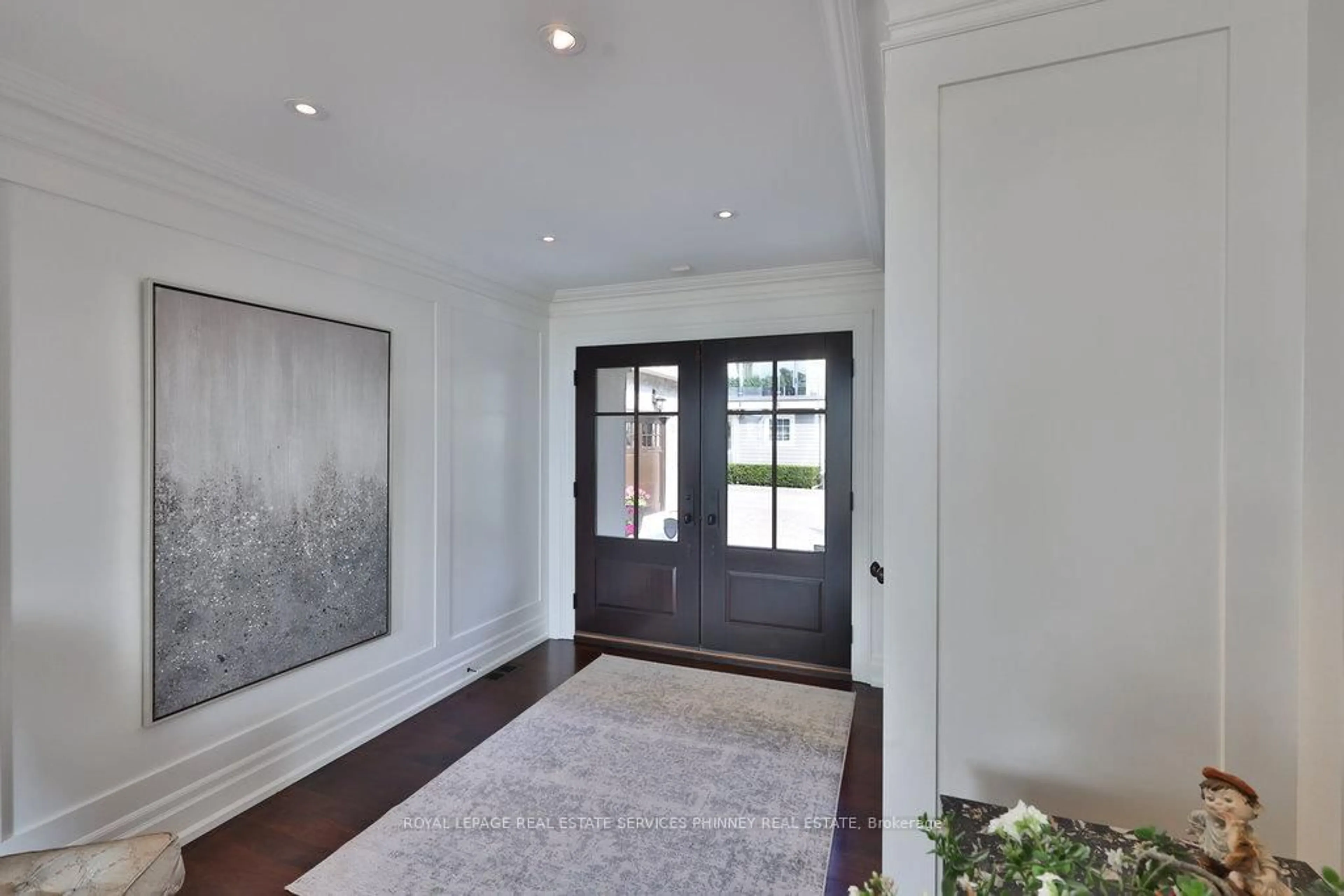 Indoor entryway for 8 Chartwell Rd, Oakville Ontario L6J 3Z4