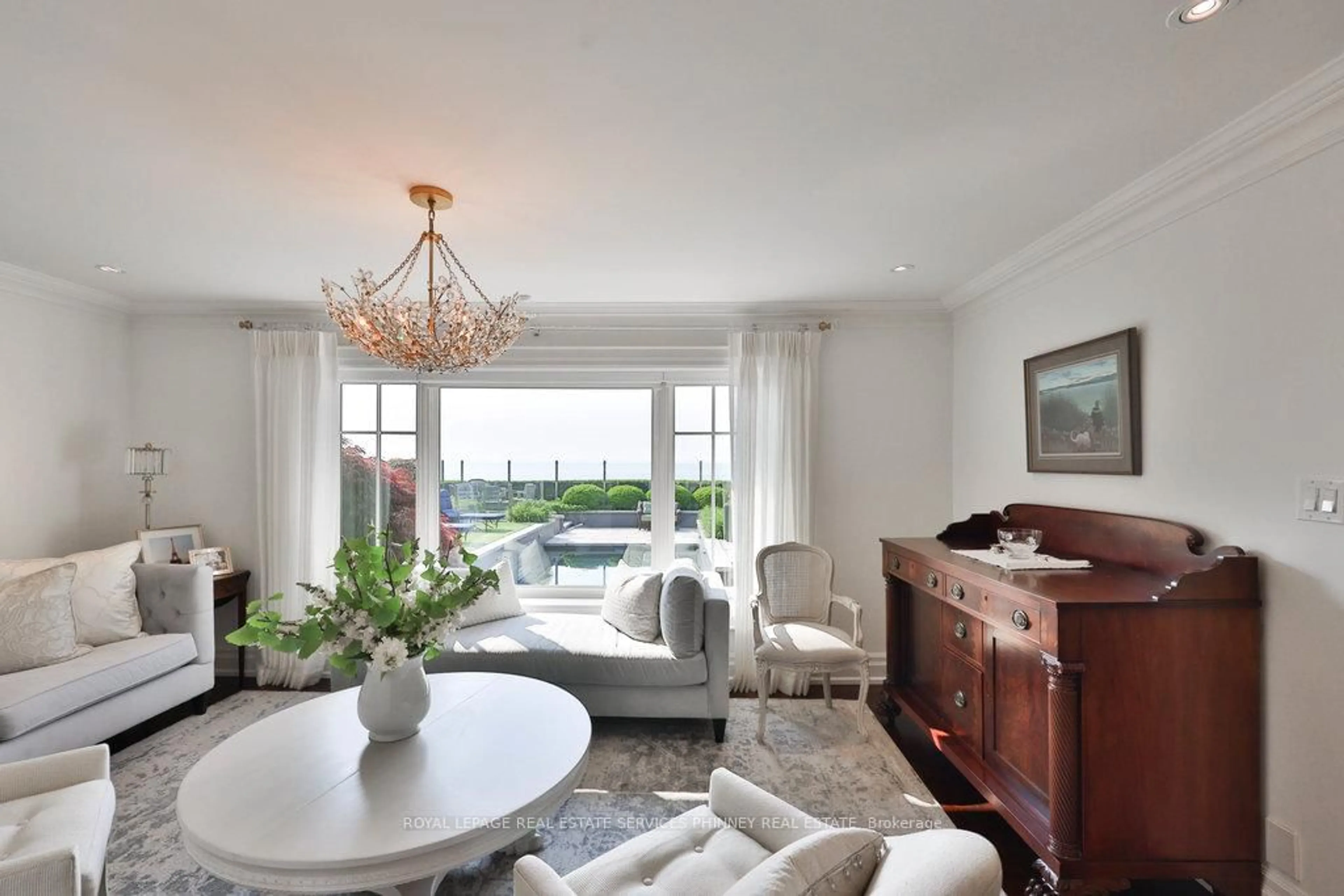 Living room with furniture, unknown for 8 Chartwell Rd, Oakville Ontario L6J 3Z4