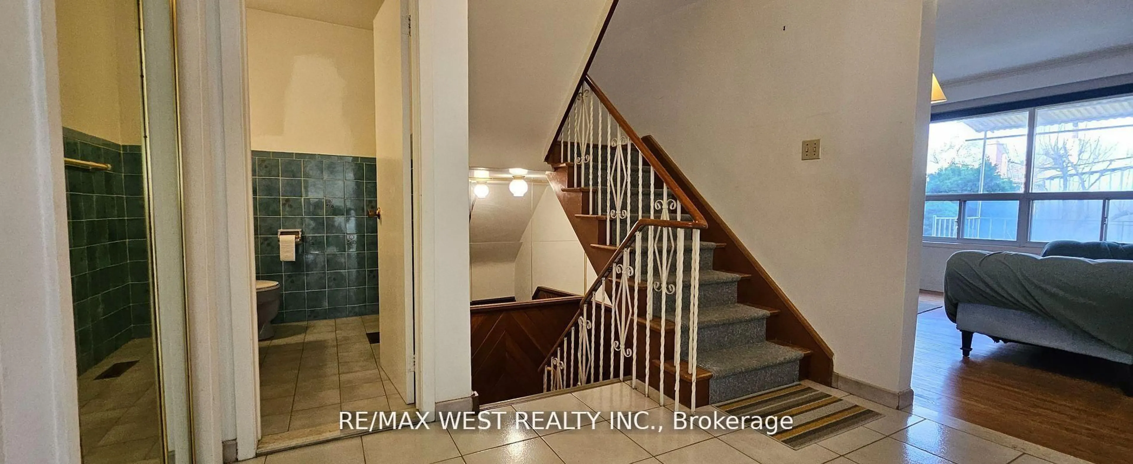 Indoor foyer for 18 Richgrove Dr, Toronto Ontario M9R 2K9