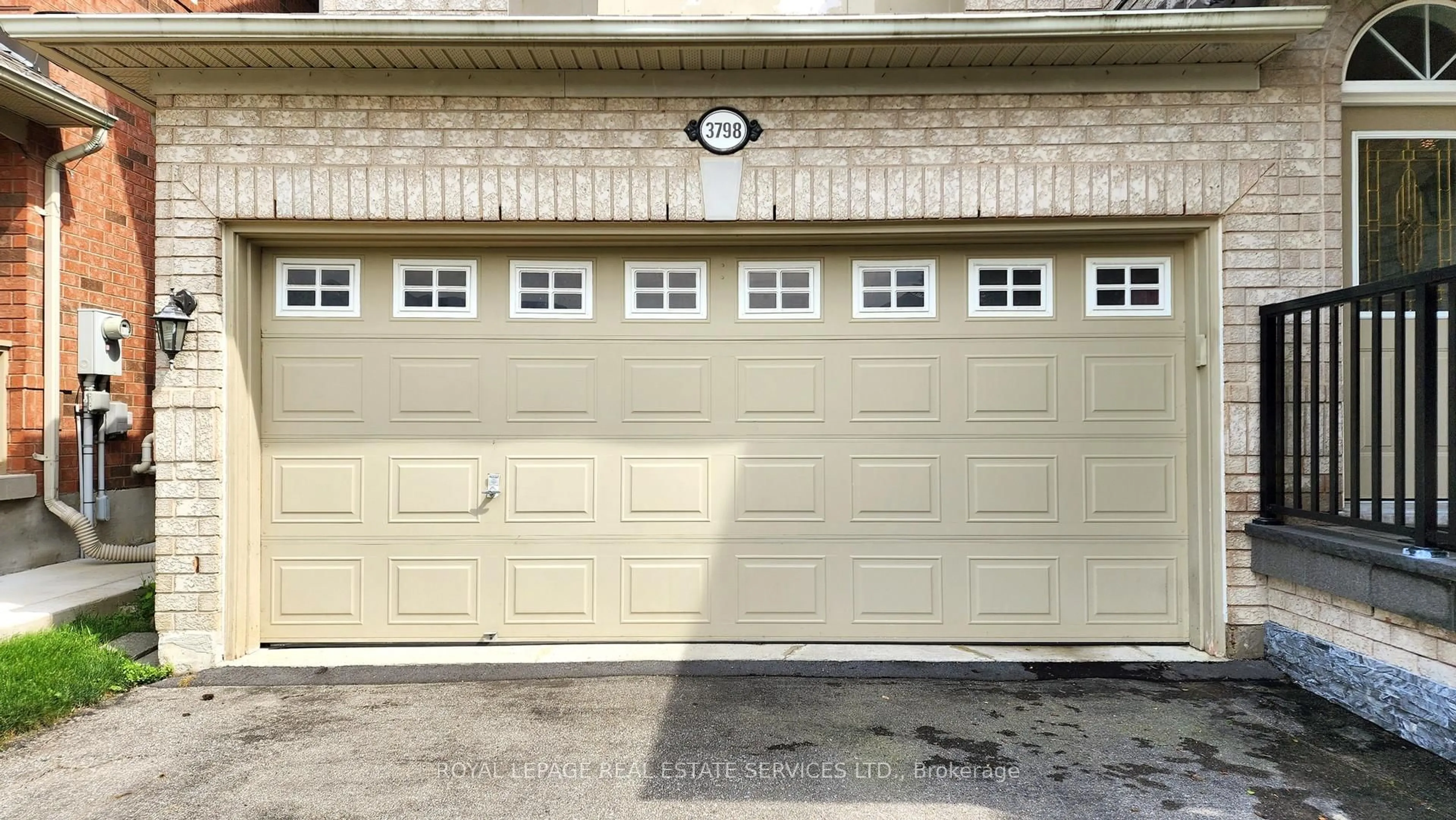 Indoor garage for 3798 Swiftdale Dr, Mississauga Ontario L5M 6M5