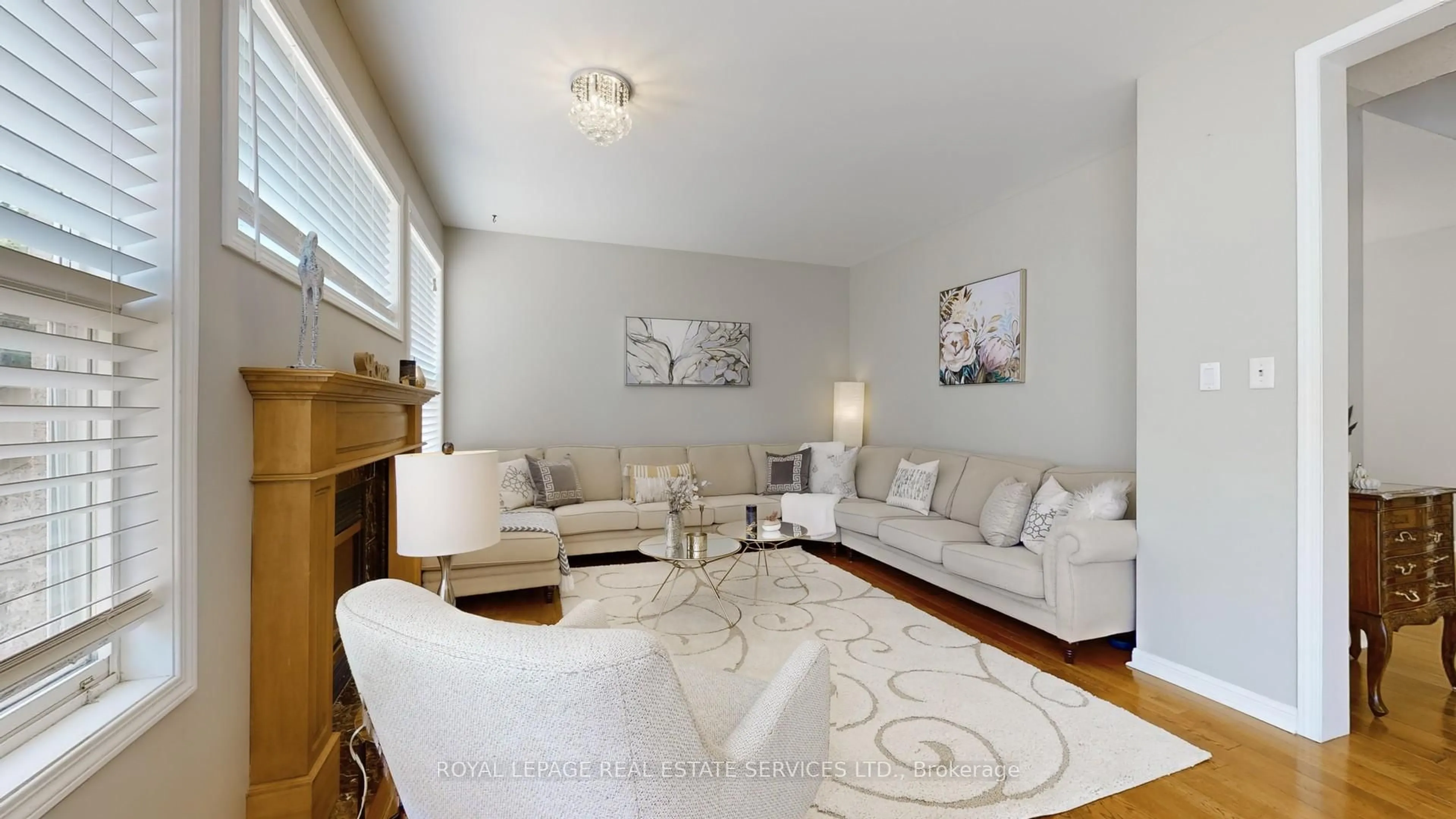 Living room with furniture, unknown for 3798 Swiftdale Dr, Mississauga Ontario L5M 6M5