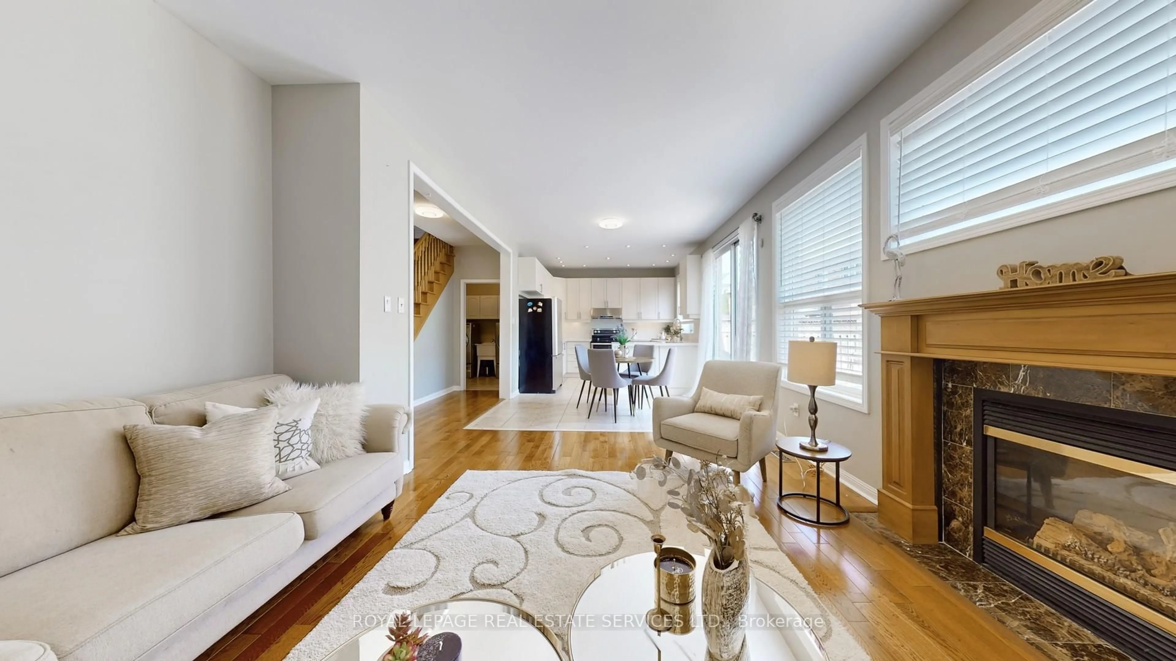 Living room with furniture, unknown for 3798 Swiftdale Dr, Mississauga Ontario L5M 6M5