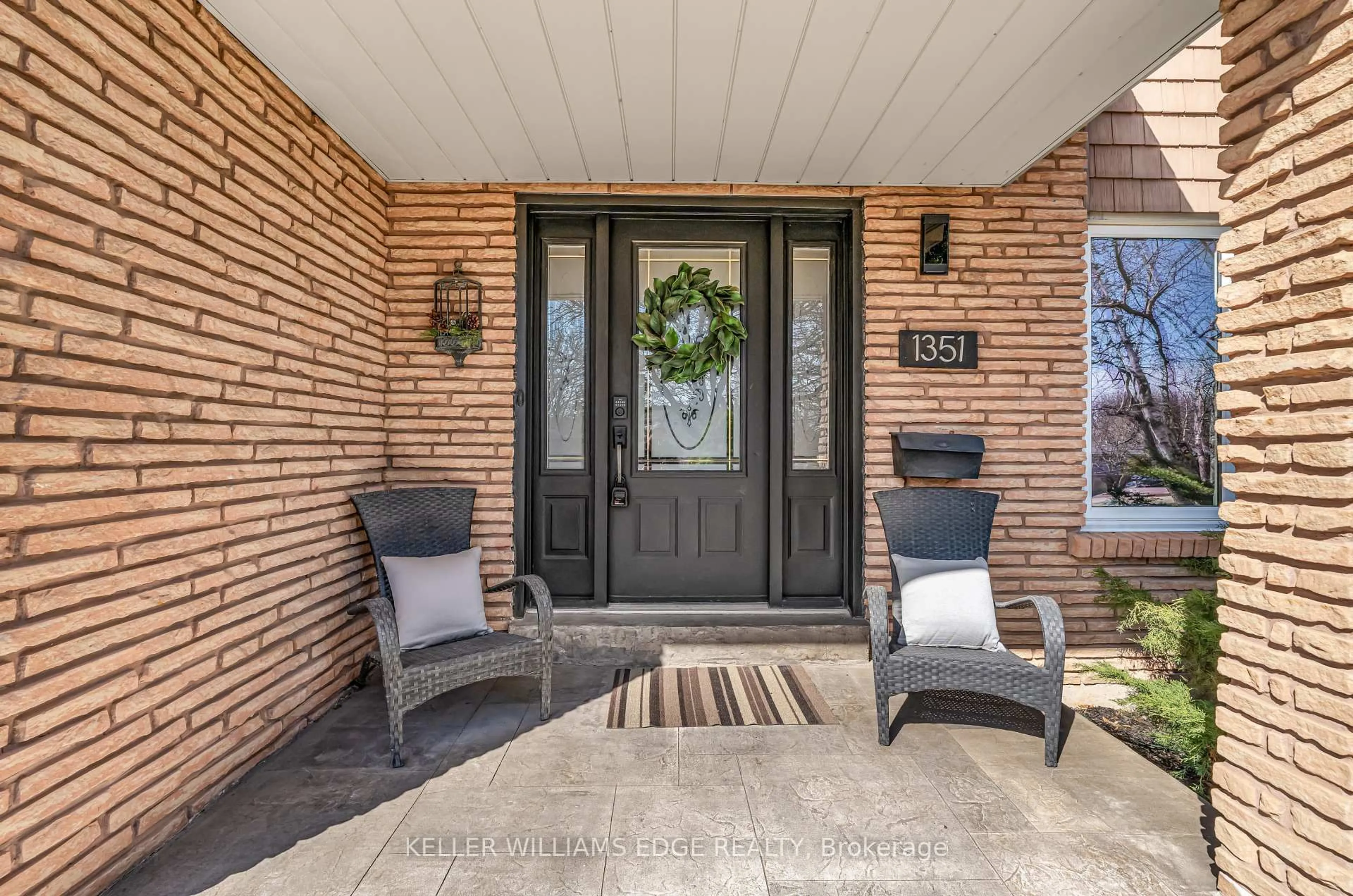 Indoor entryway for 1351 Bryanston Crt, Burlington Ontario L7P 3N7