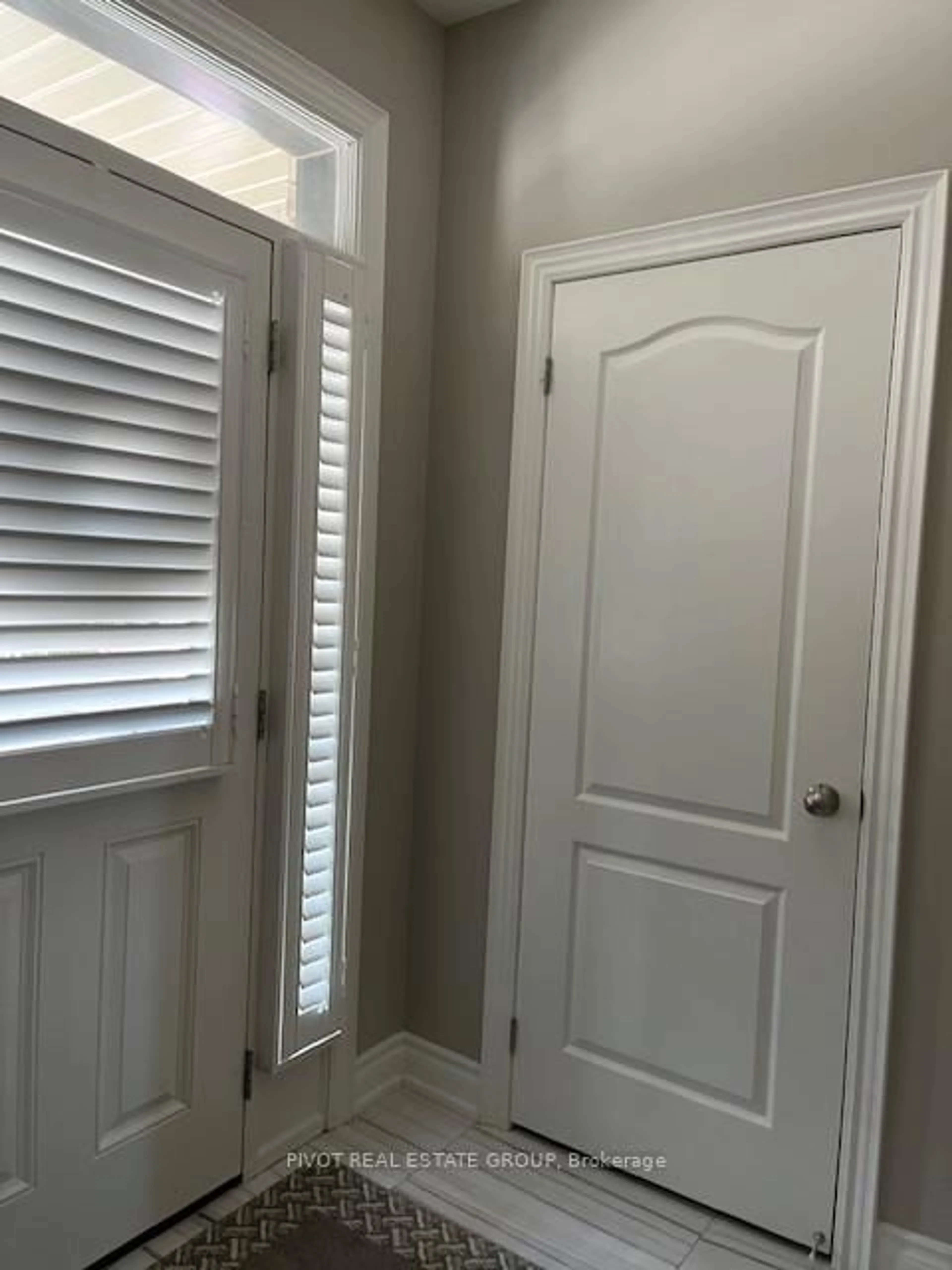 Indoor entryway for 1292 Clarriage Crt, Milton Ontario L9E 1J4