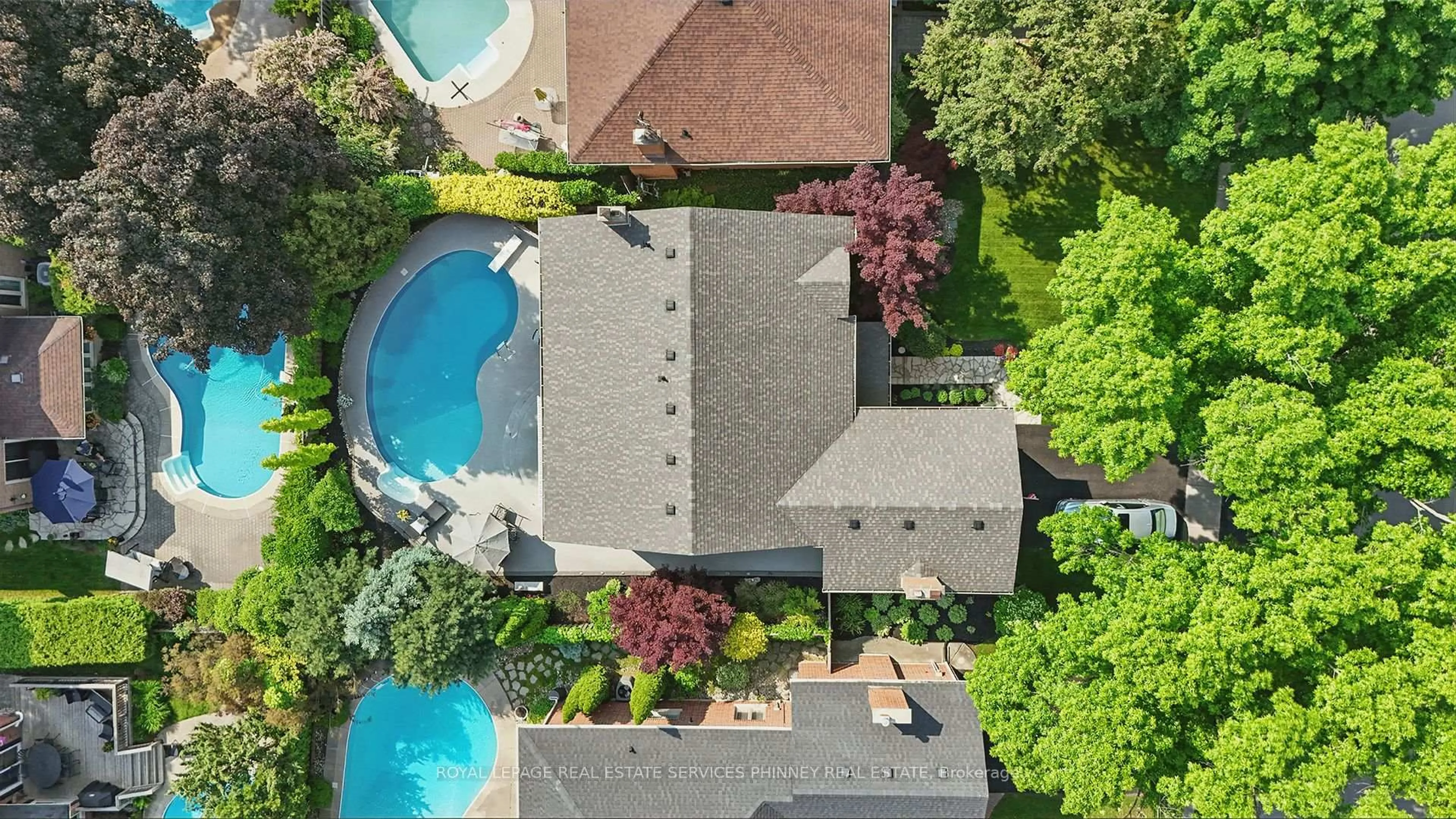 A pic from outside/outdoor area/front of a property/back of a property/a pic from drone, street for 402 Barclay Cres, Oakville Ontario L6J 6H9