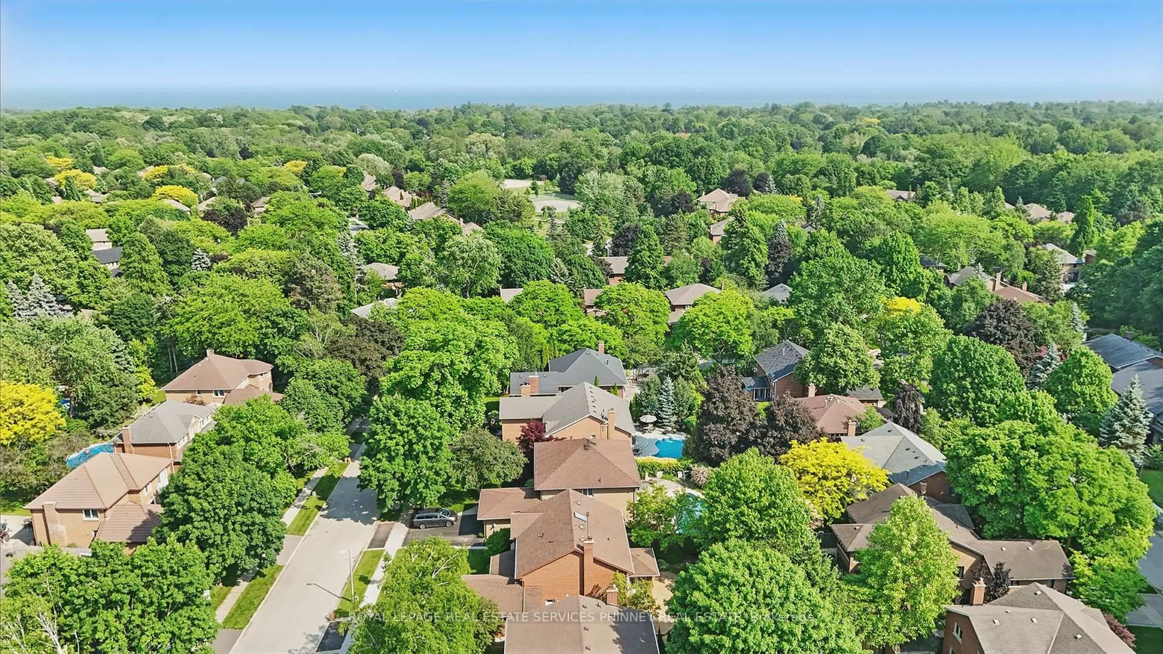 A pic from outside/outdoor area/front of a property/back of a property/a pic from drone, unknown for 402 Barclay Cres, Oakville Ontario L6J 6H9