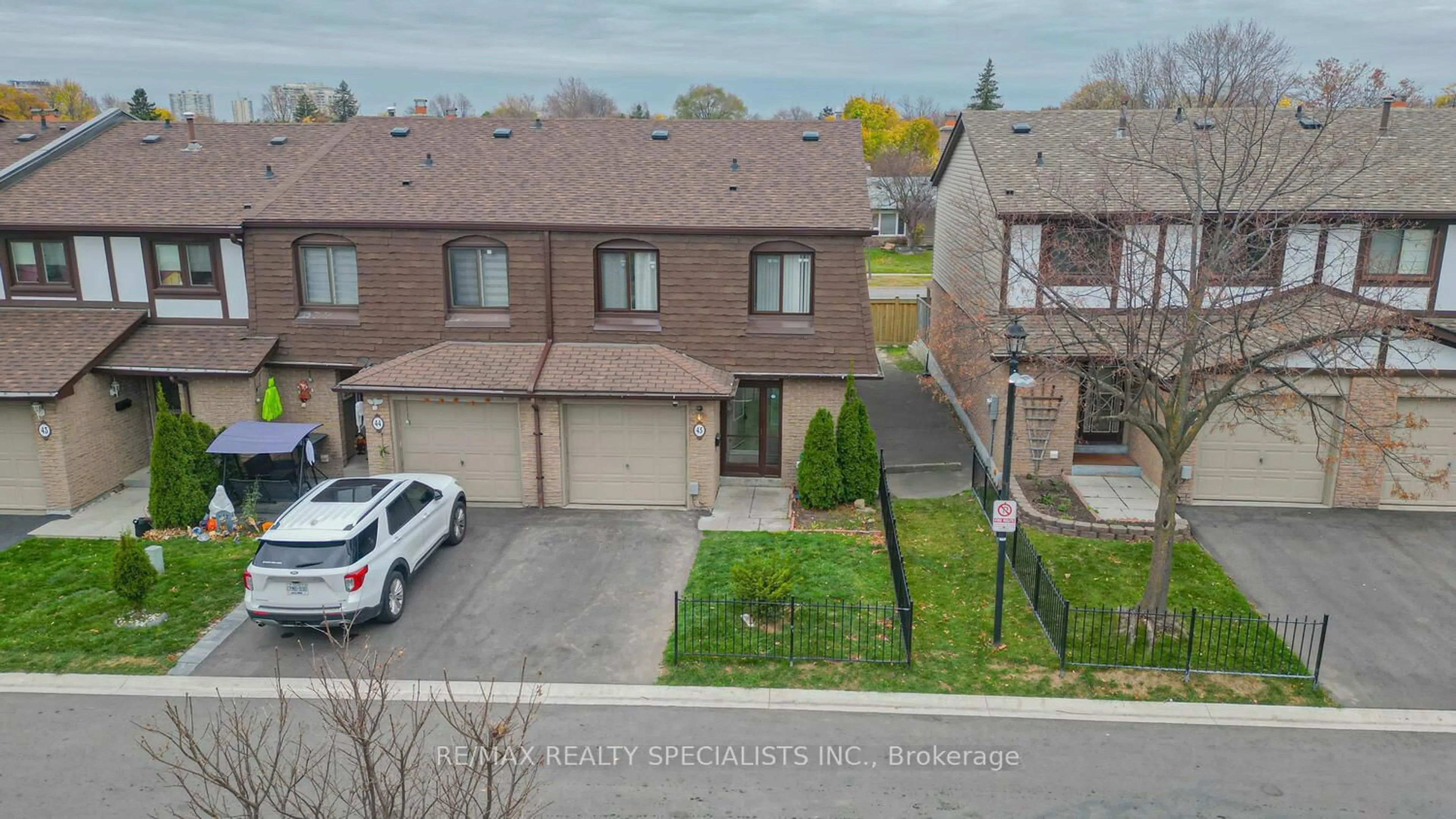 A pic from outside/outdoor area/front of a property/back of a property/a pic from drone, street for 45 Greenwich Circ #45, Brampton Ontario L6S 2E6