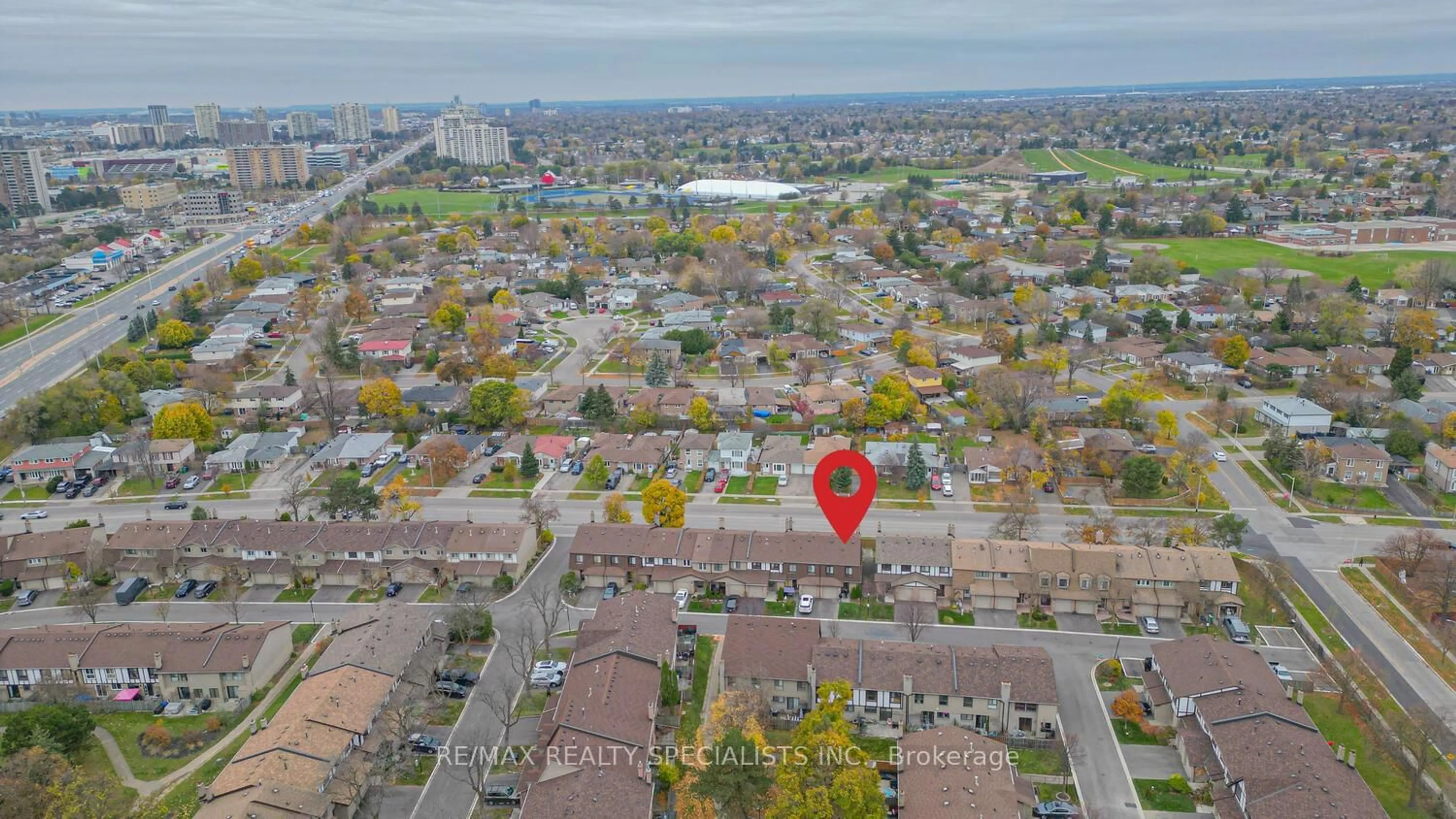 A pic from outside/outdoor area/front of a property/back of a property/a pic from drone, city buildings view from balcony for 45 Greenwich Circ #45, Brampton Ontario L6S 2E6