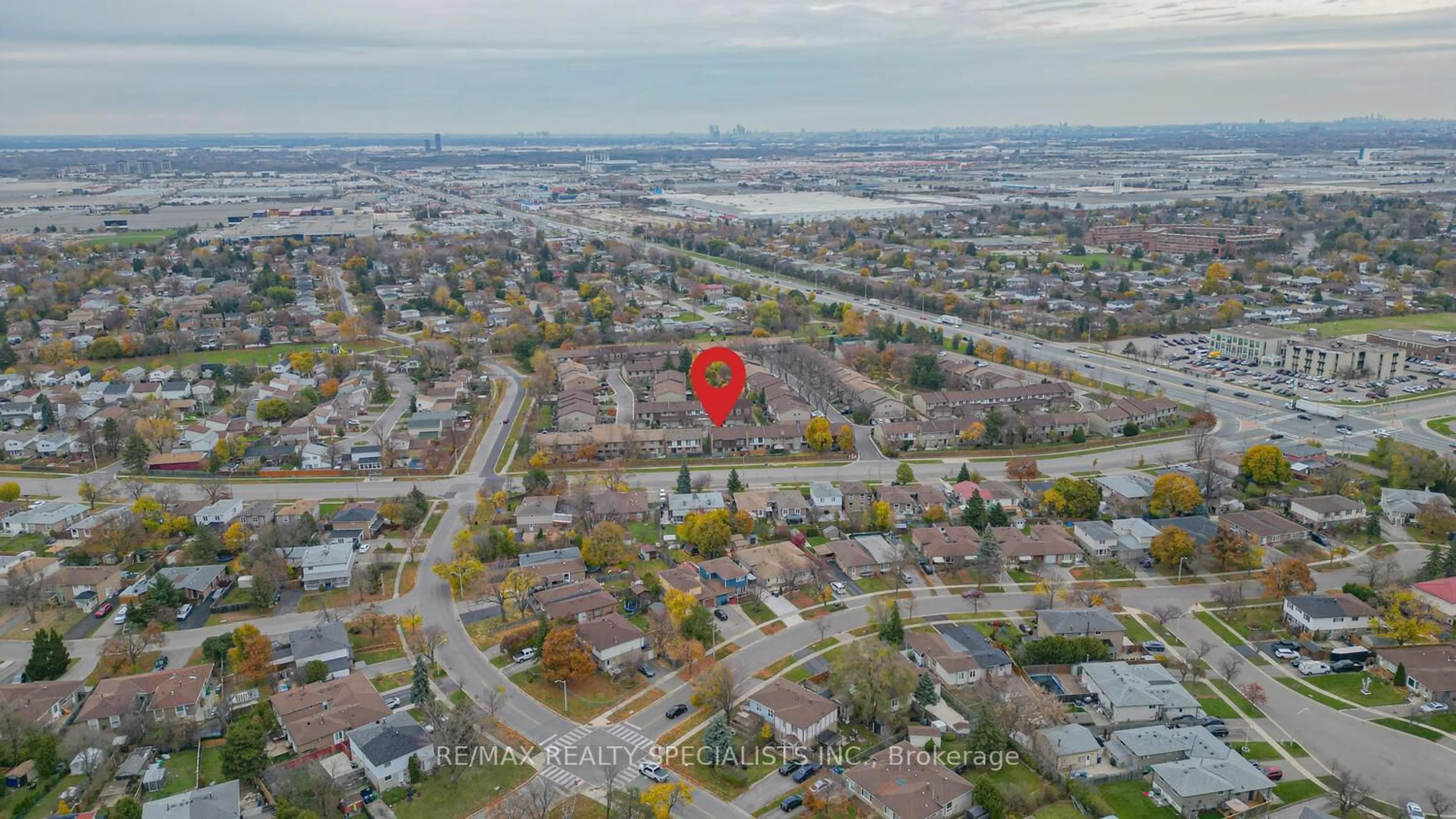 A pic from outside/outdoor area/front of a property/back of a property/a pic from drone, water/lake/river/ocean view for 45 Greenwich Circ #45, Brampton Ontario L6S 2E6