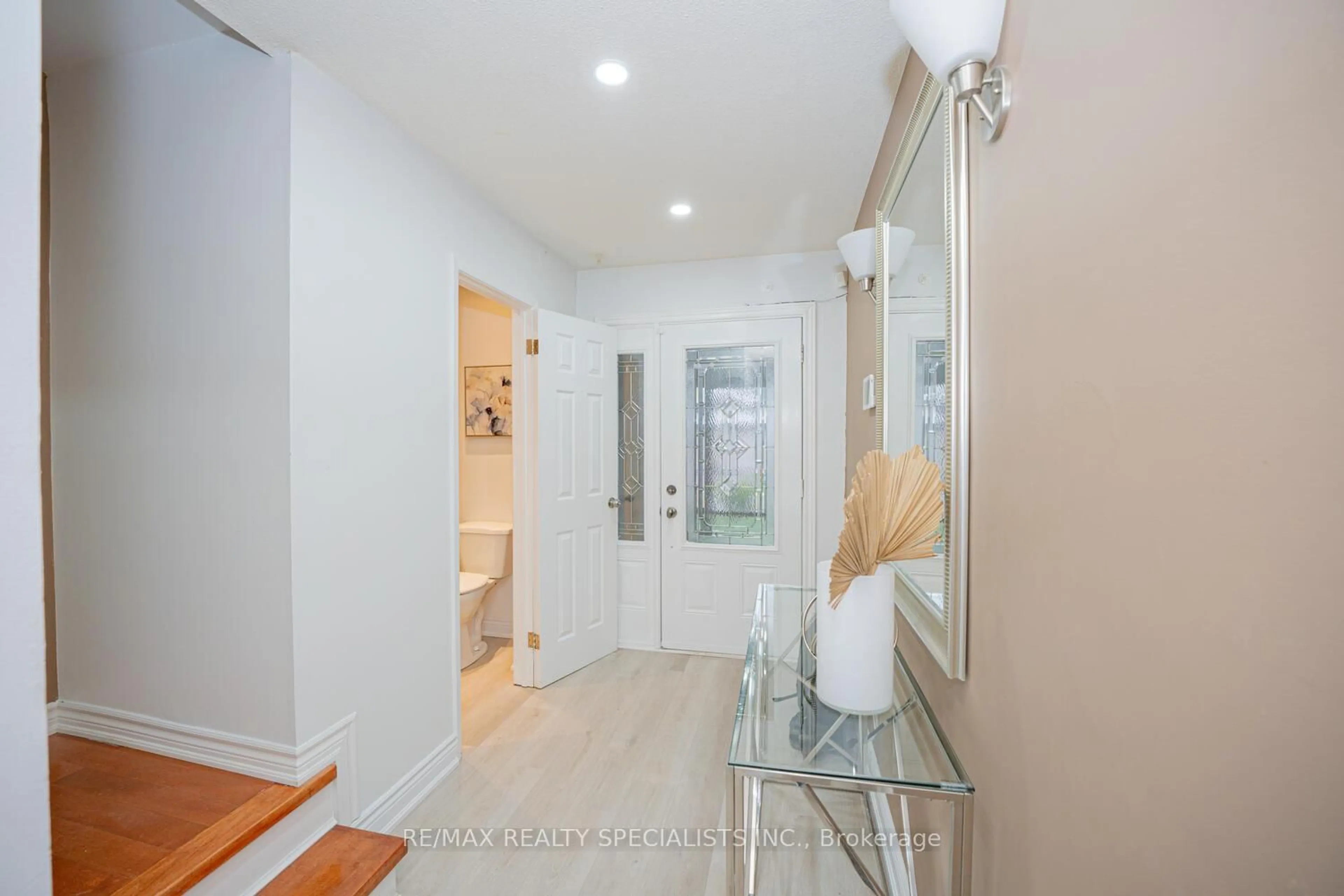 Indoor entryway for 45 Greenwich Circ #45, Brampton Ontario L6S 2E6
