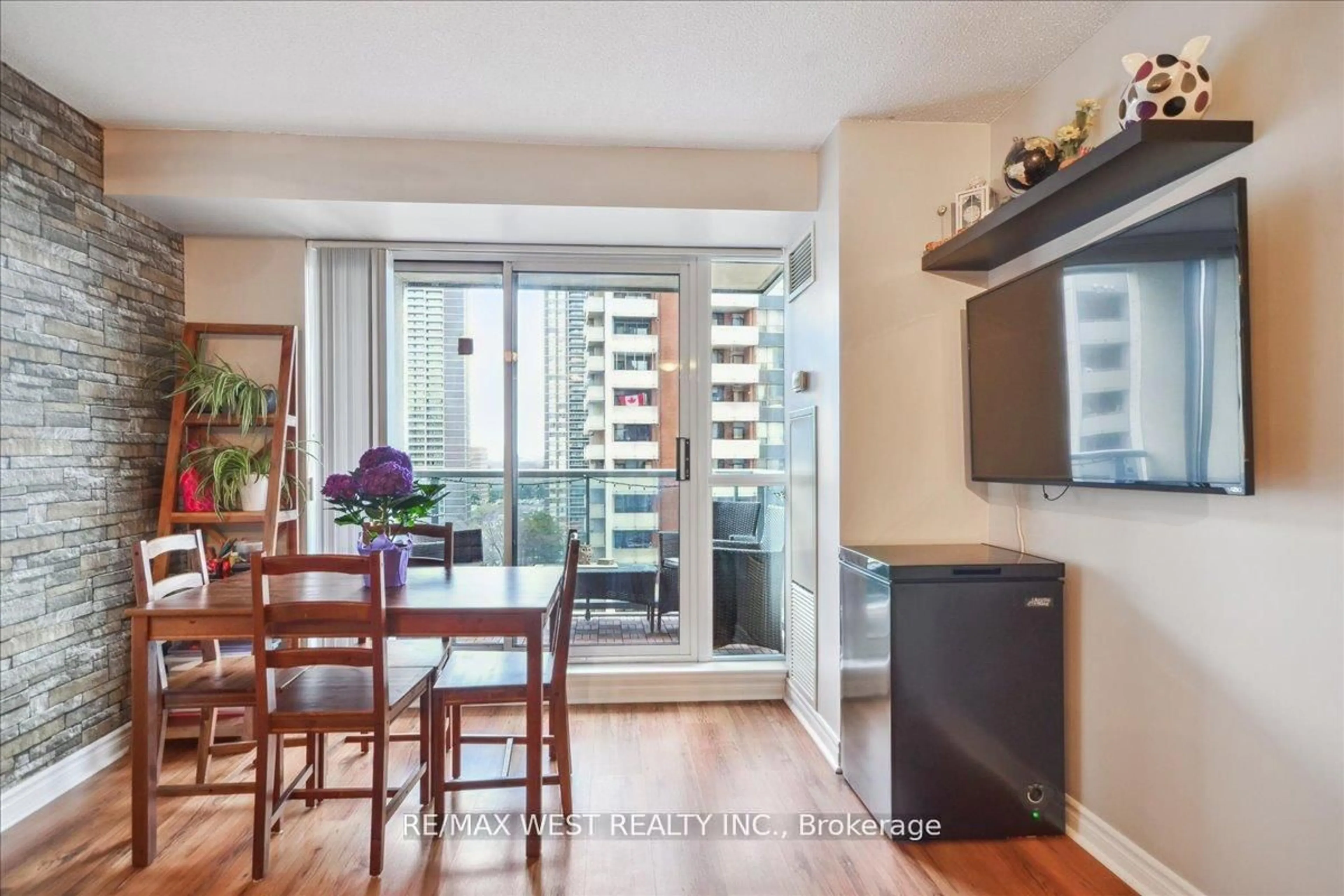 Unknown for 5 Michael Power Pl #902, Toronto Ontario M9A 0A3