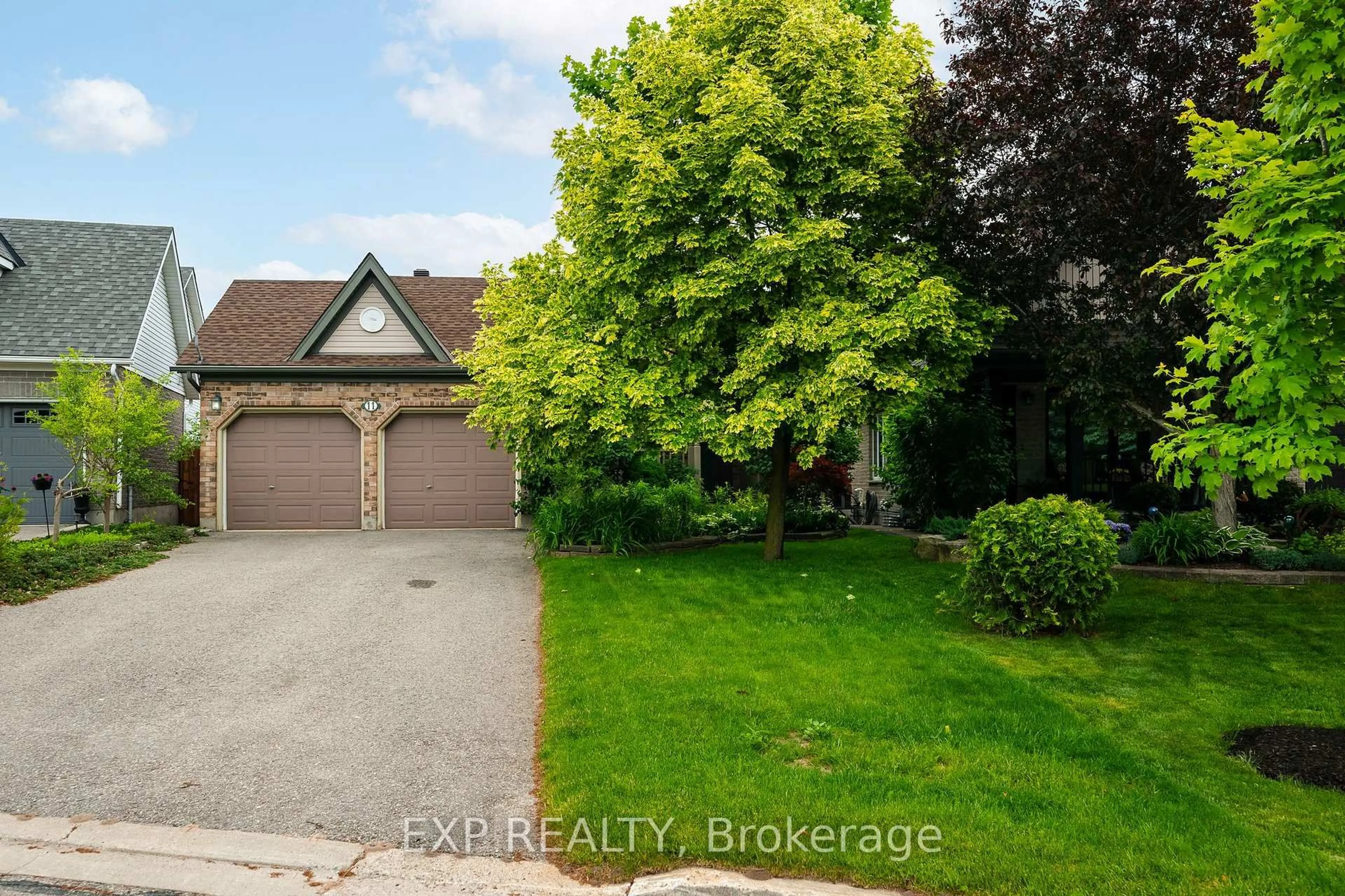 A pic from outside/outdoor area/front of a property/back of a property/a pic from drone, street for 11 Palace Crt, Orangeville Ontario L9W 5E6