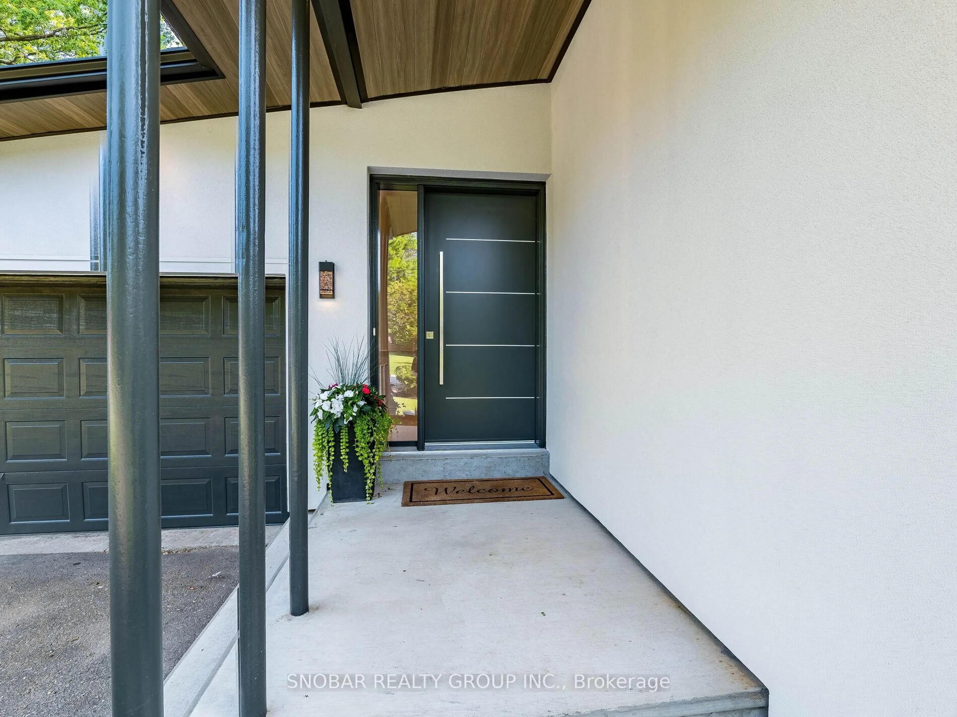 Indoor entryway for 3208 Flynn Cres, Mississauga Ontario L5C 2M3