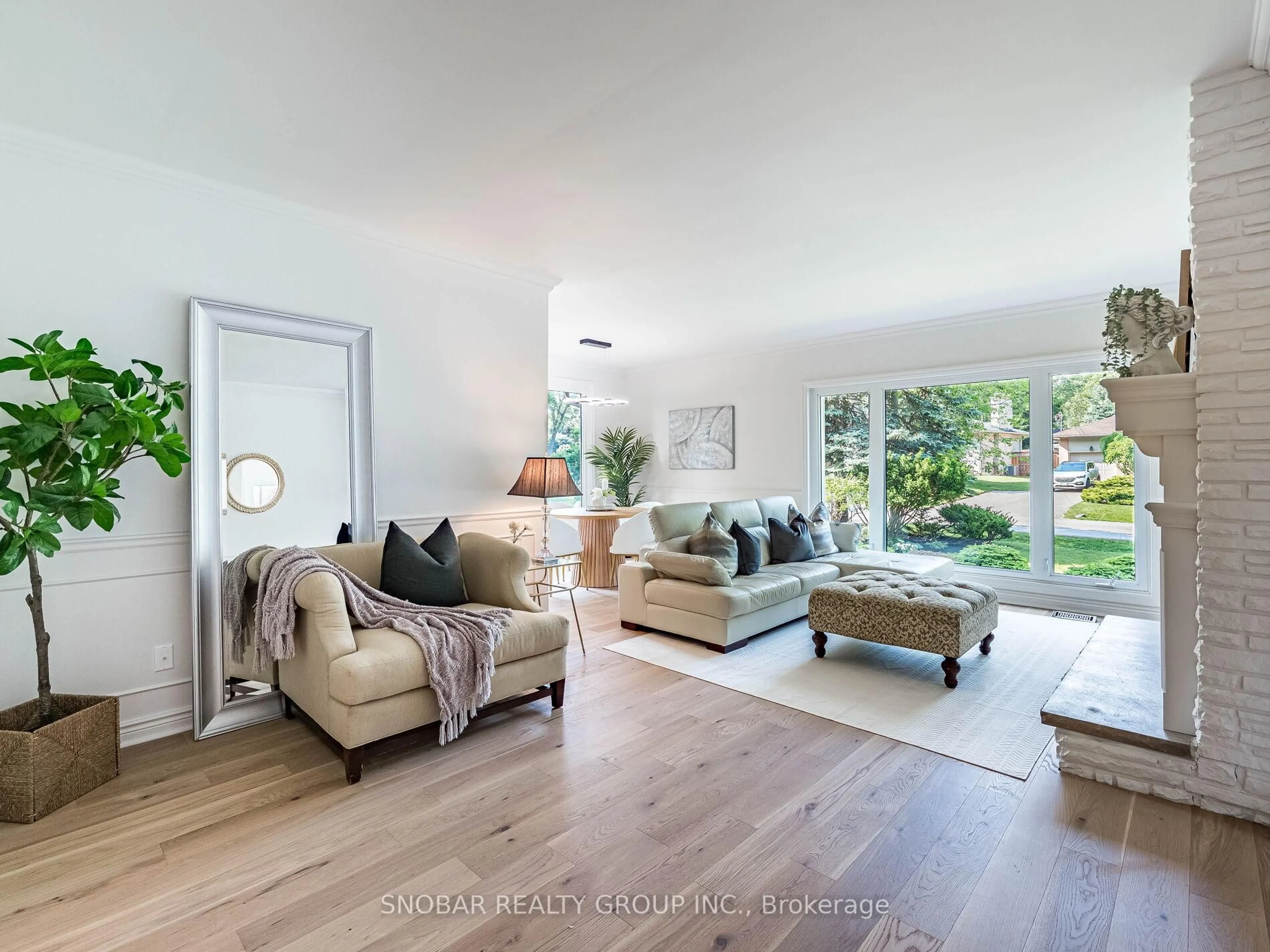 Living room with furniture, unknown for 3208 Flynn Cres, Mississauga Ontario L5C 2M3