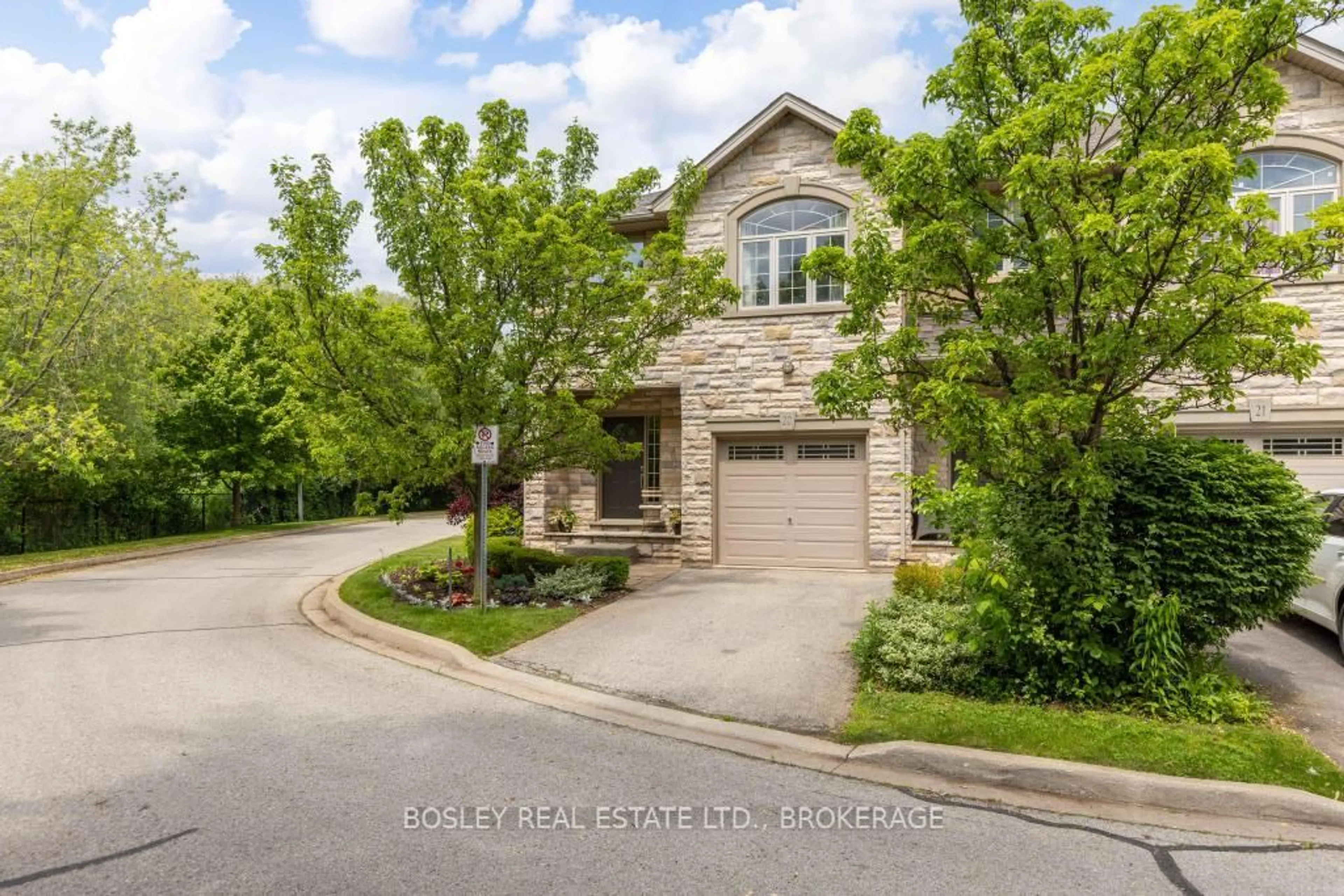 Home with brick exterior material, street for 2282 Orchard Rd #20, Burlington Ontario L7L 0B5