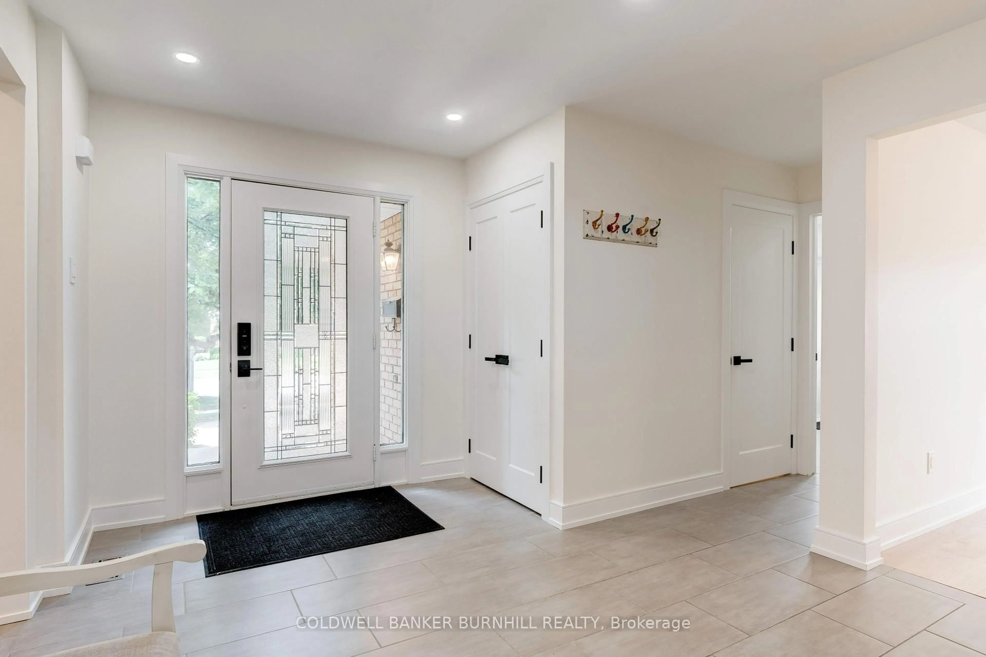 Indoor entryway for 2195 Headon Rd, Burlington Ontario L7M 3W7