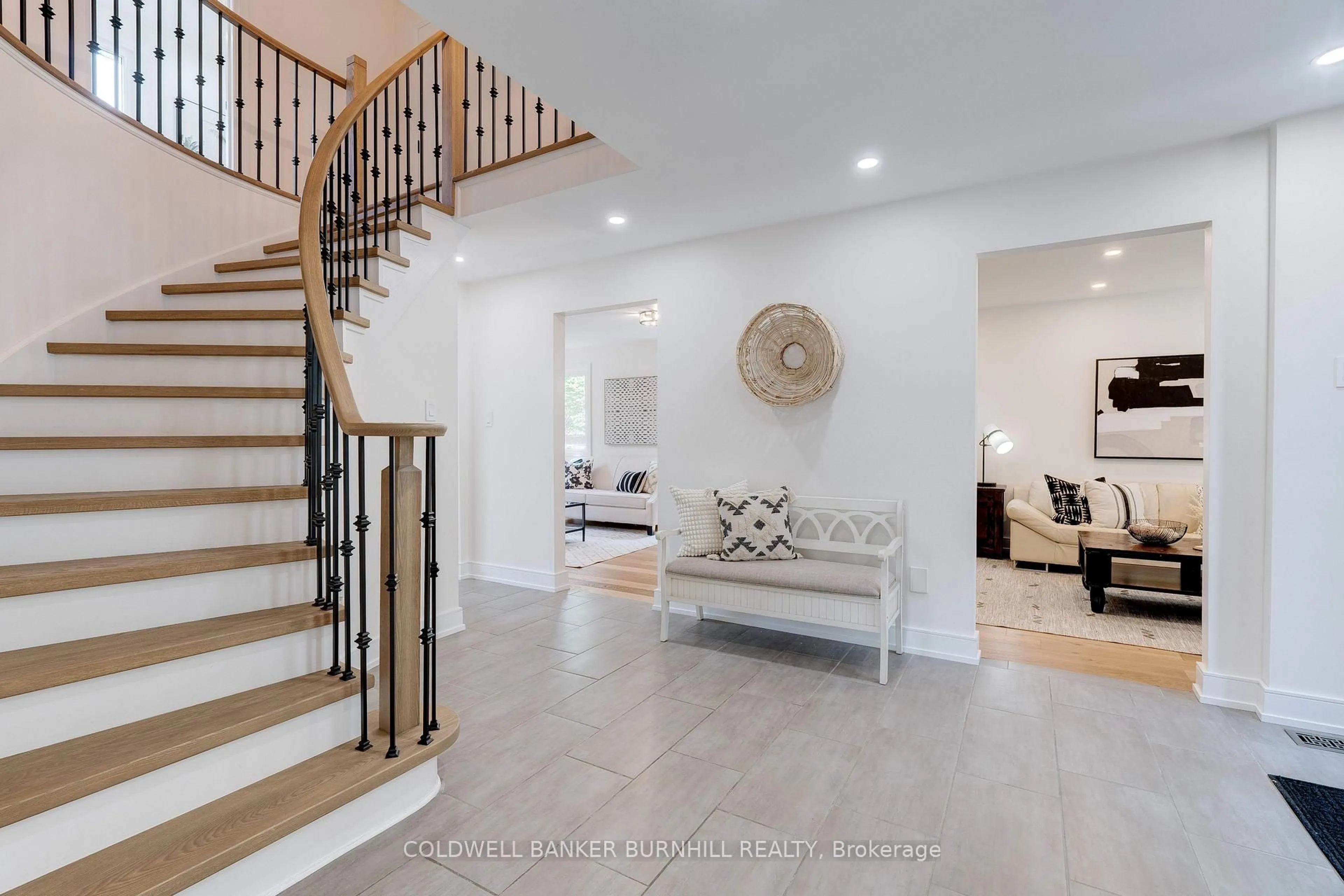 Indoor entryway for 2195 Headon Rd, Burlington Ontario L7M 3W7