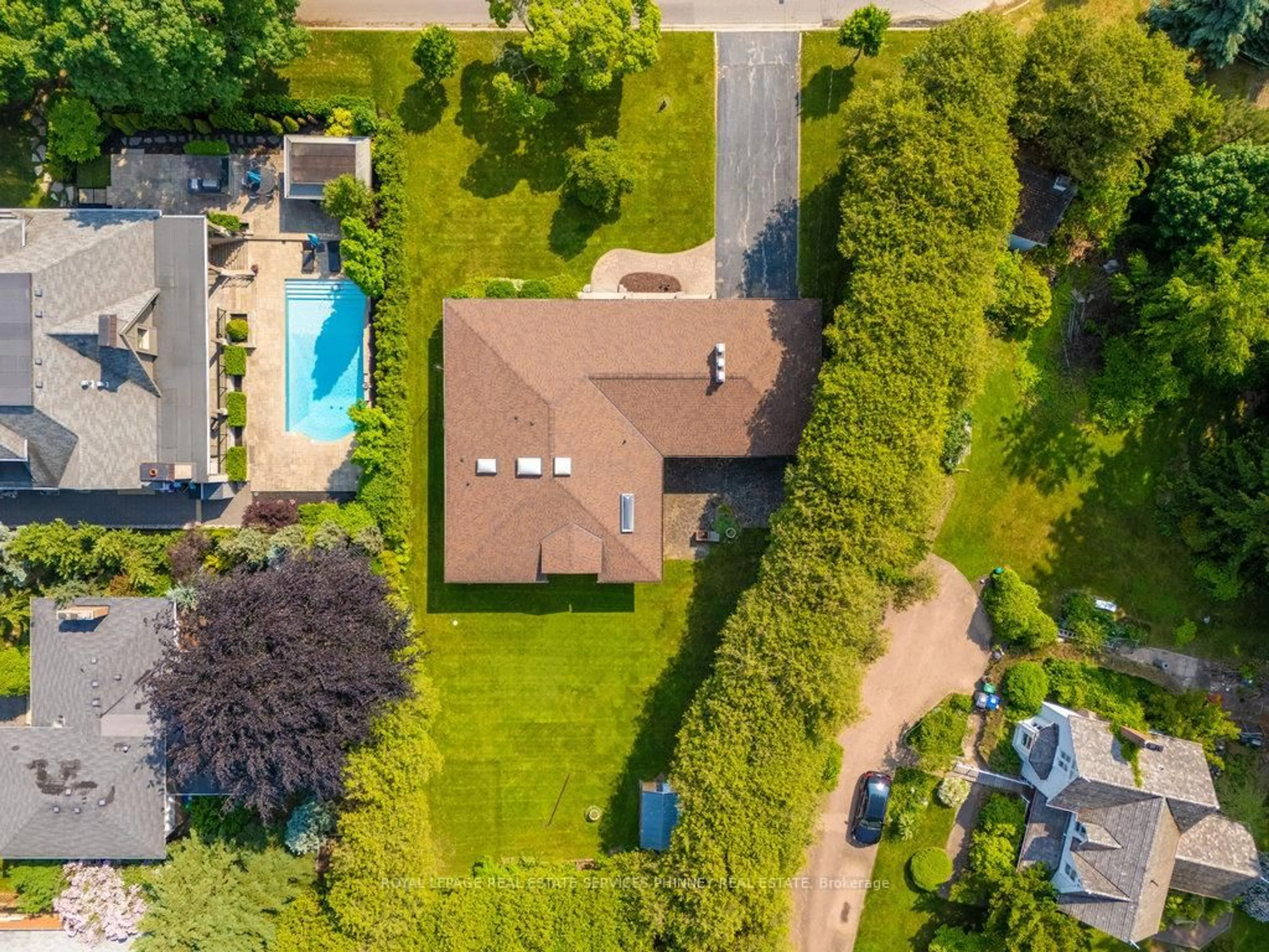 A pic from outside/outdoor area/front of a property/back of a property/a pic from drone, street for 521 Vanessa Cres, Mississauga Ontario L5H 2N4