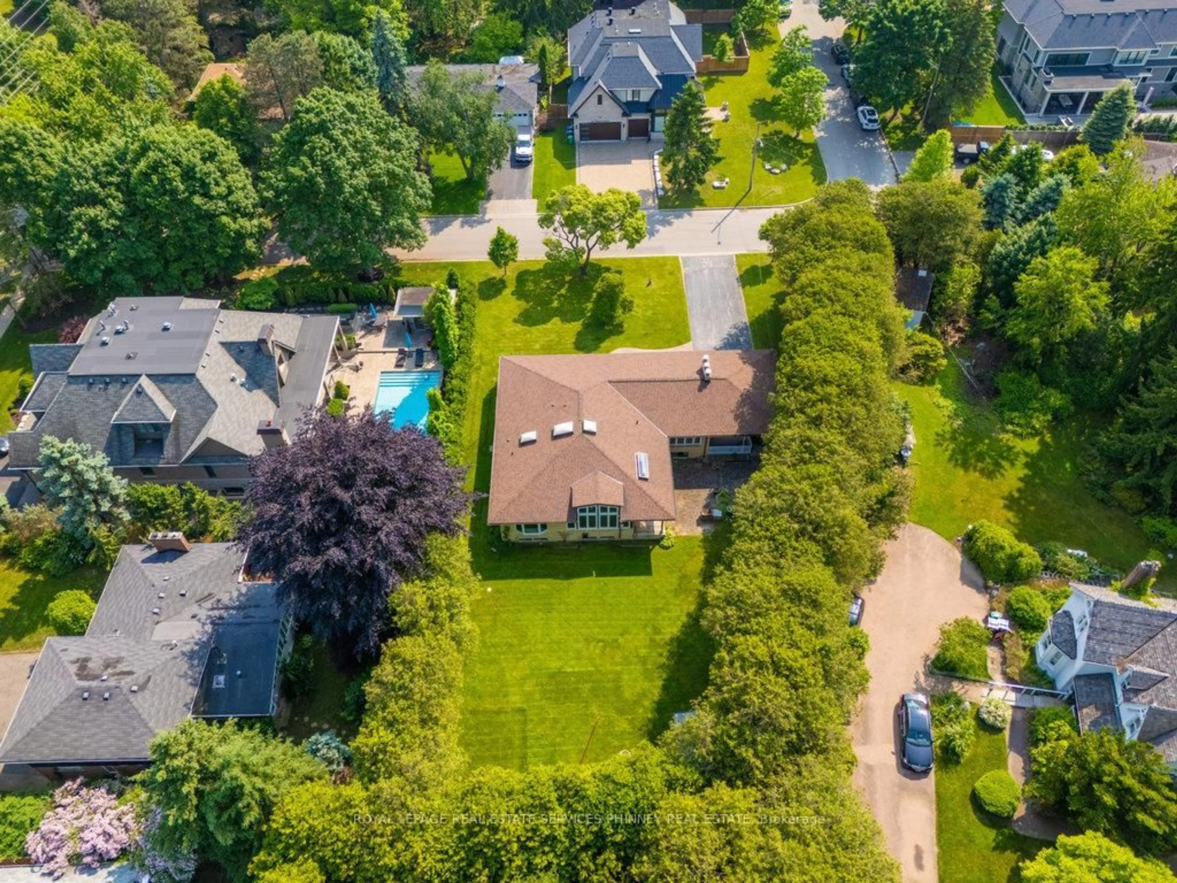 A pic from outside/outdoor area/front of a property/back of a property/a pic from drone, street for 521 Vanessa Cres, Mississauga Ontario L5H 2N4