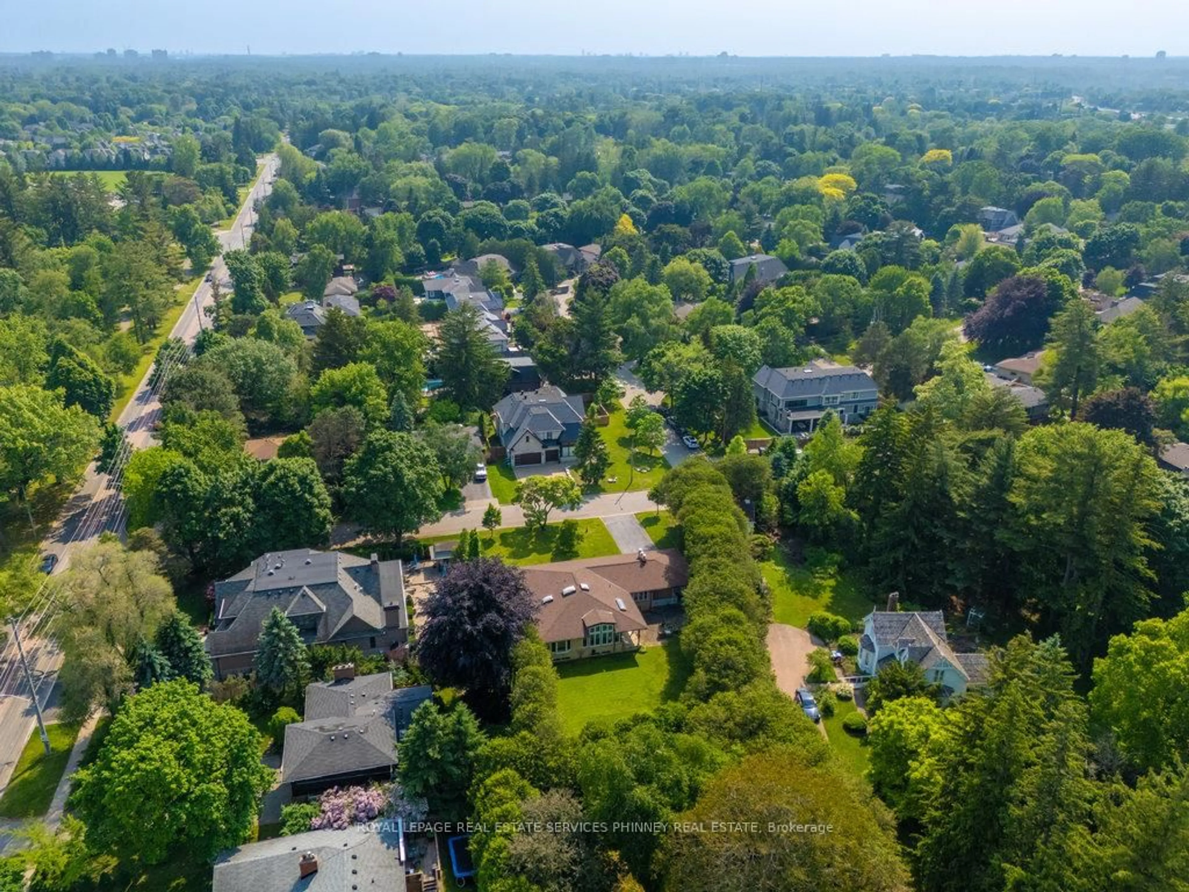 A pic from outside/outdoor area/front of a property/back of a property/a pic from drone, forest/trees view for 521 Vanessa Cres, Mississauga Ontario L5H 2N4