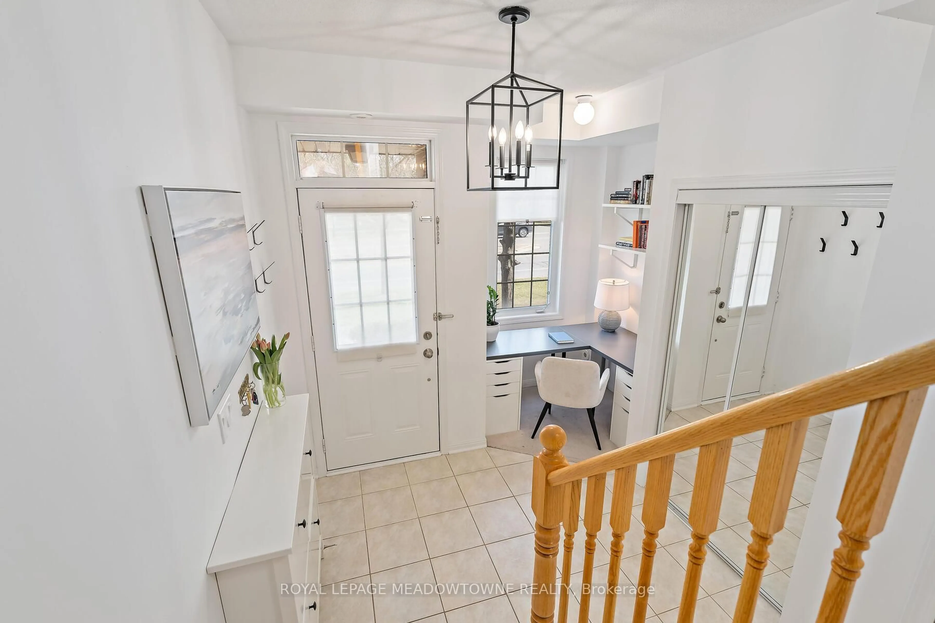 Indoor entryway for 2614 Dashwood Dr #42, Oakville Ontario L6M 0K5