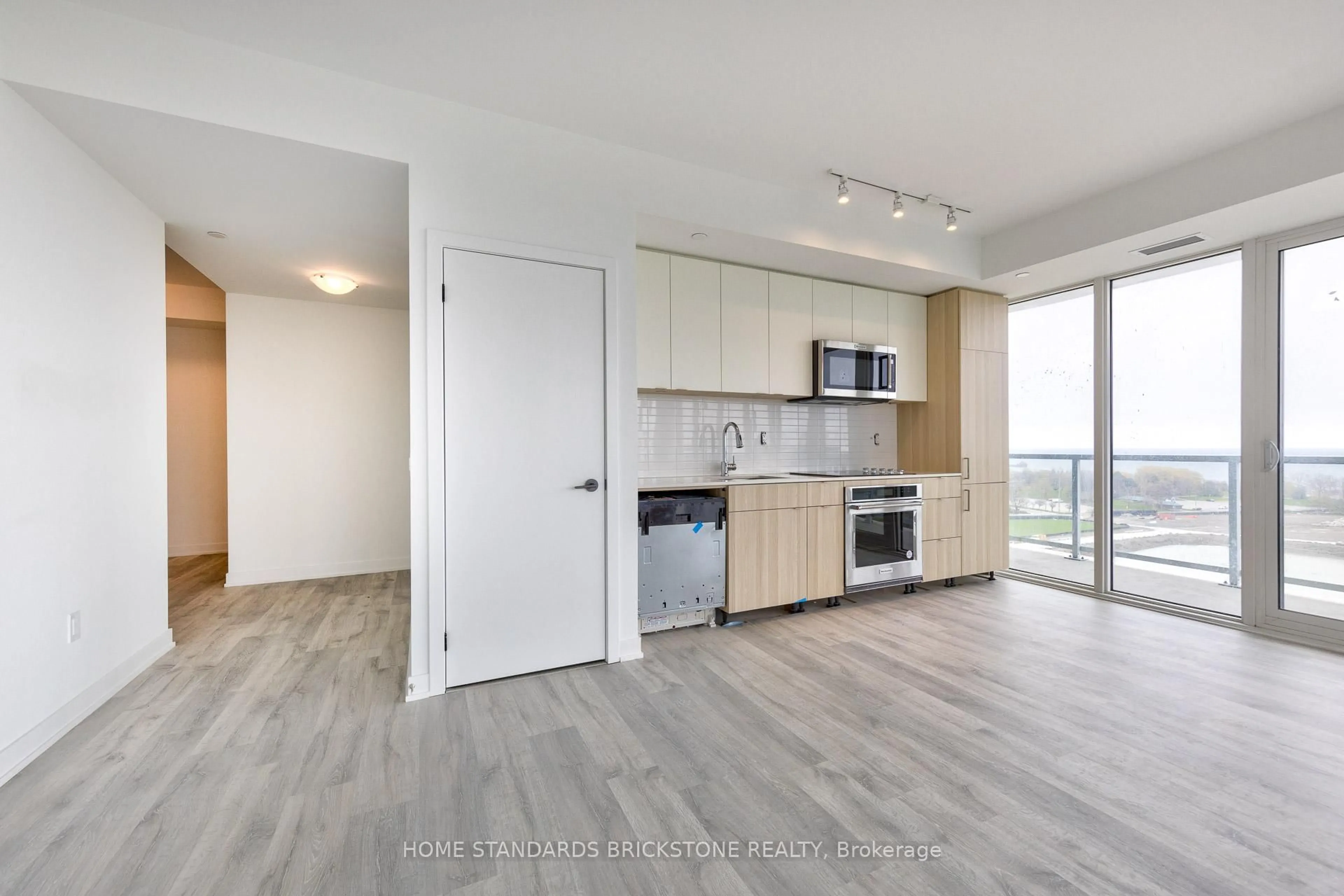 Open concept kitchen, wood/laminate floor for 220 Missinnihe Way #1012, Mississauga Ontario L5H 0A9