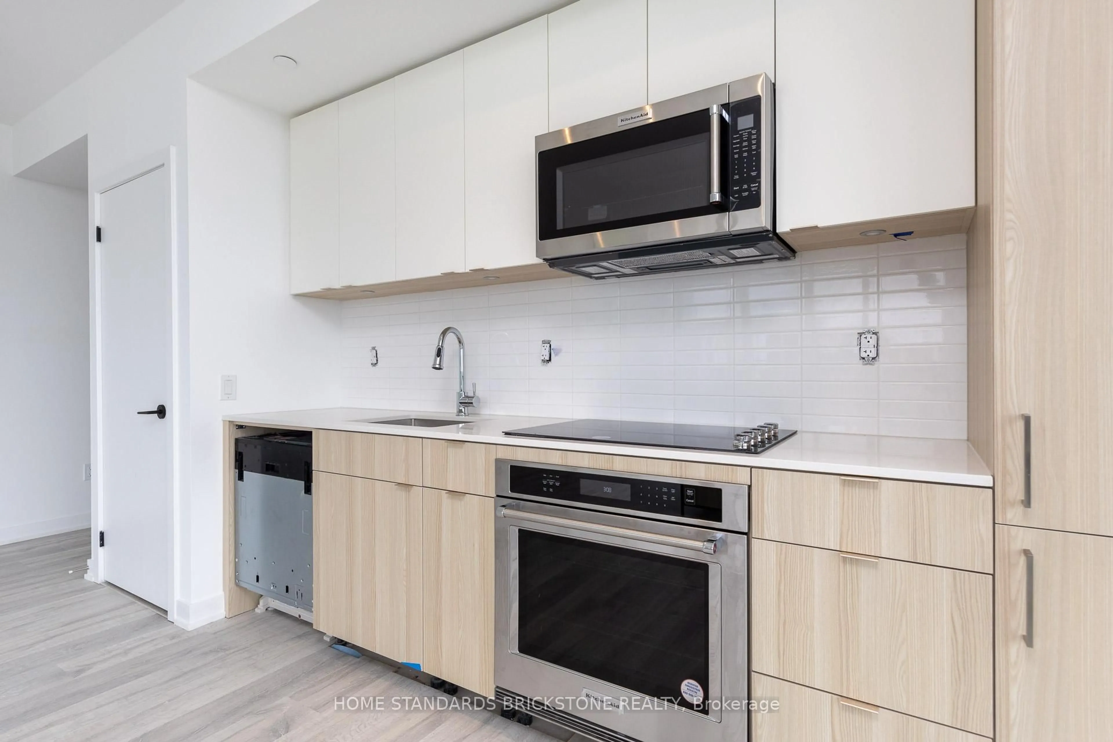 Standard kitchen, unknown for 220 Missinnihe Way #1012, Mississauga Ontario L5H 0A9