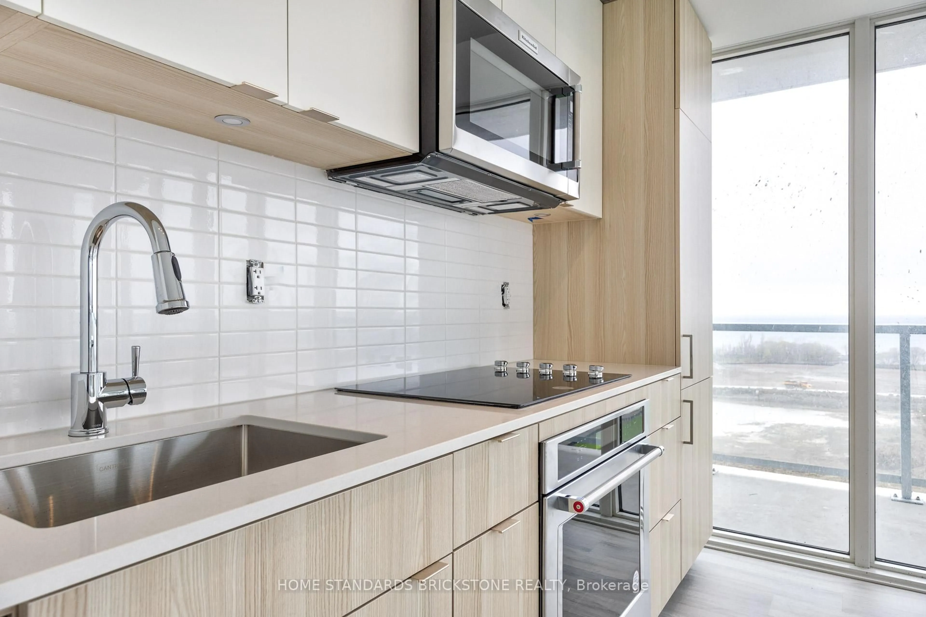 Standard kitchen, unknown for 220 Missinnihe Way #1012, Mississauga Ontario L5H 0A9