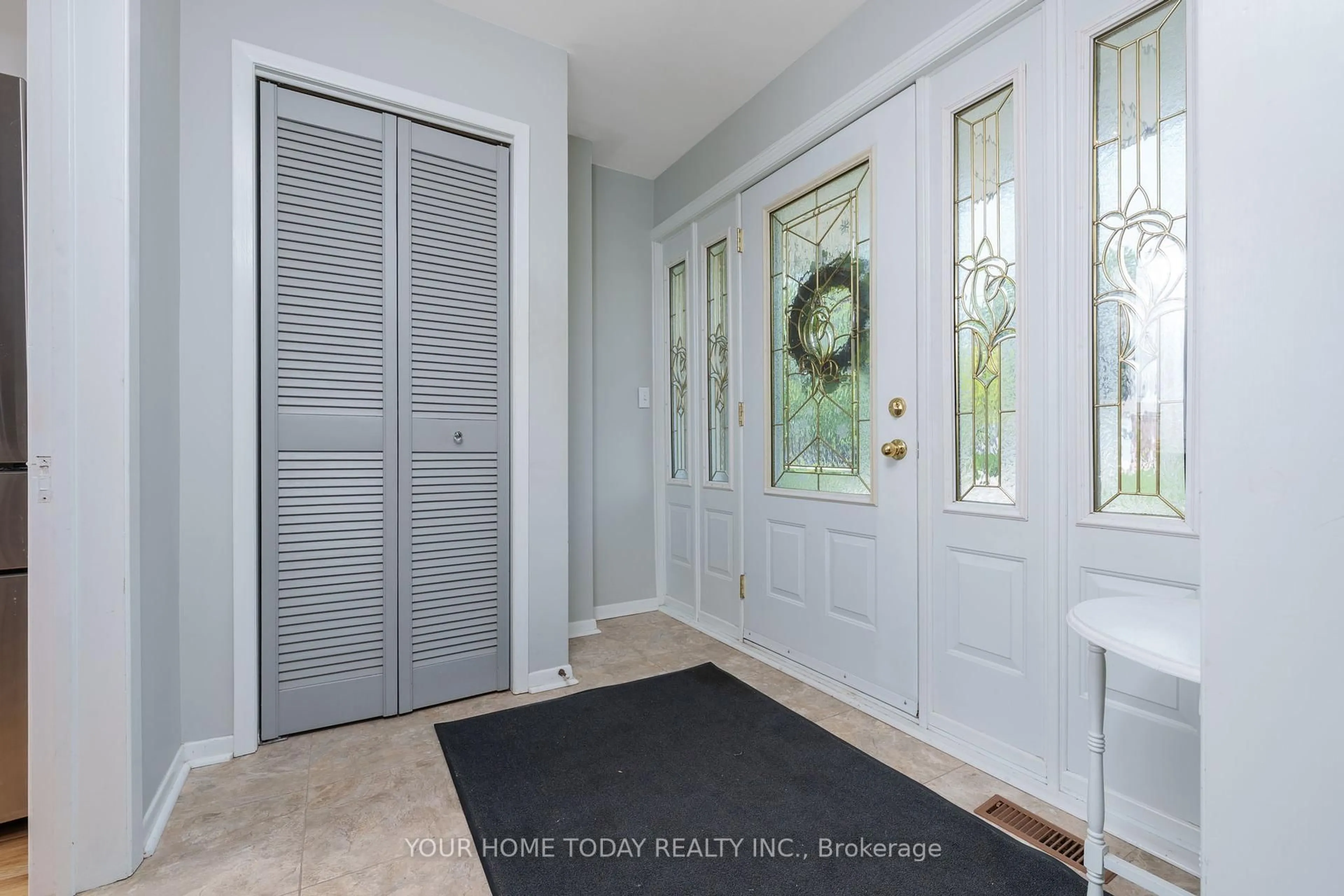 Indoor entryway for 64 Greystone Cres, Halton Hills Ontario L7G 1G9