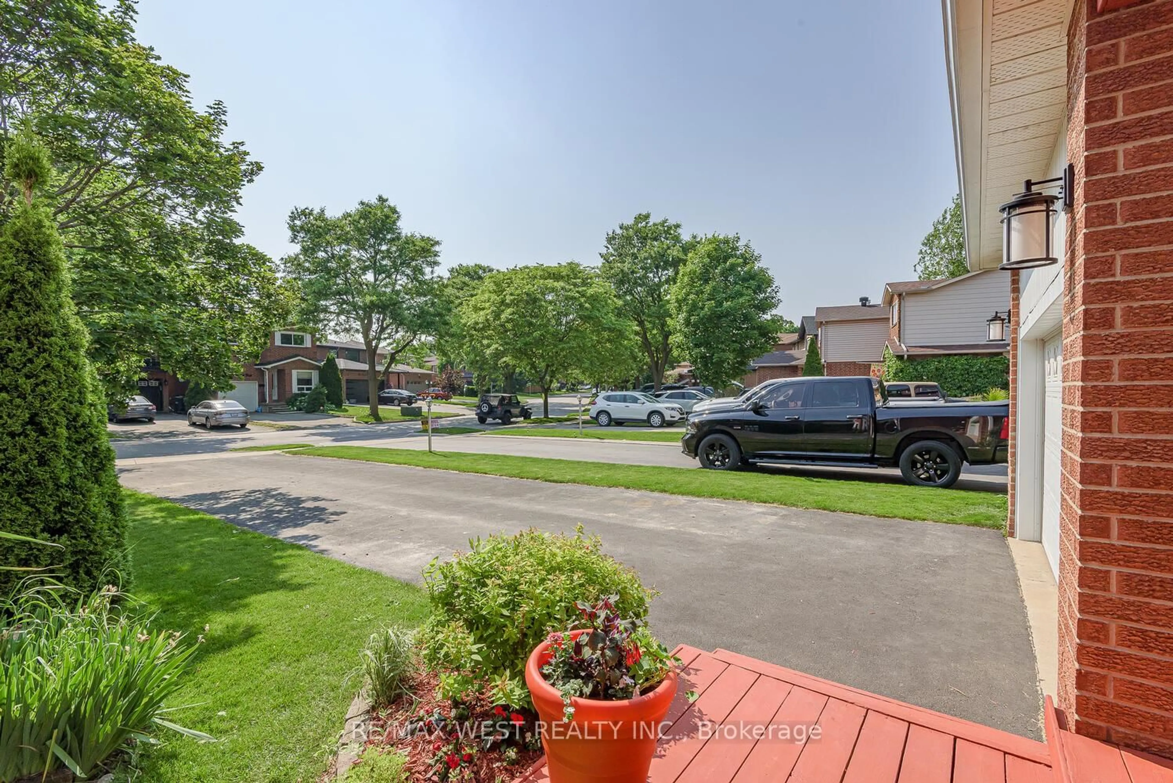 Patio, street for 90 Lakecrest Tr, Brampton Ontario L6Z 1S6
