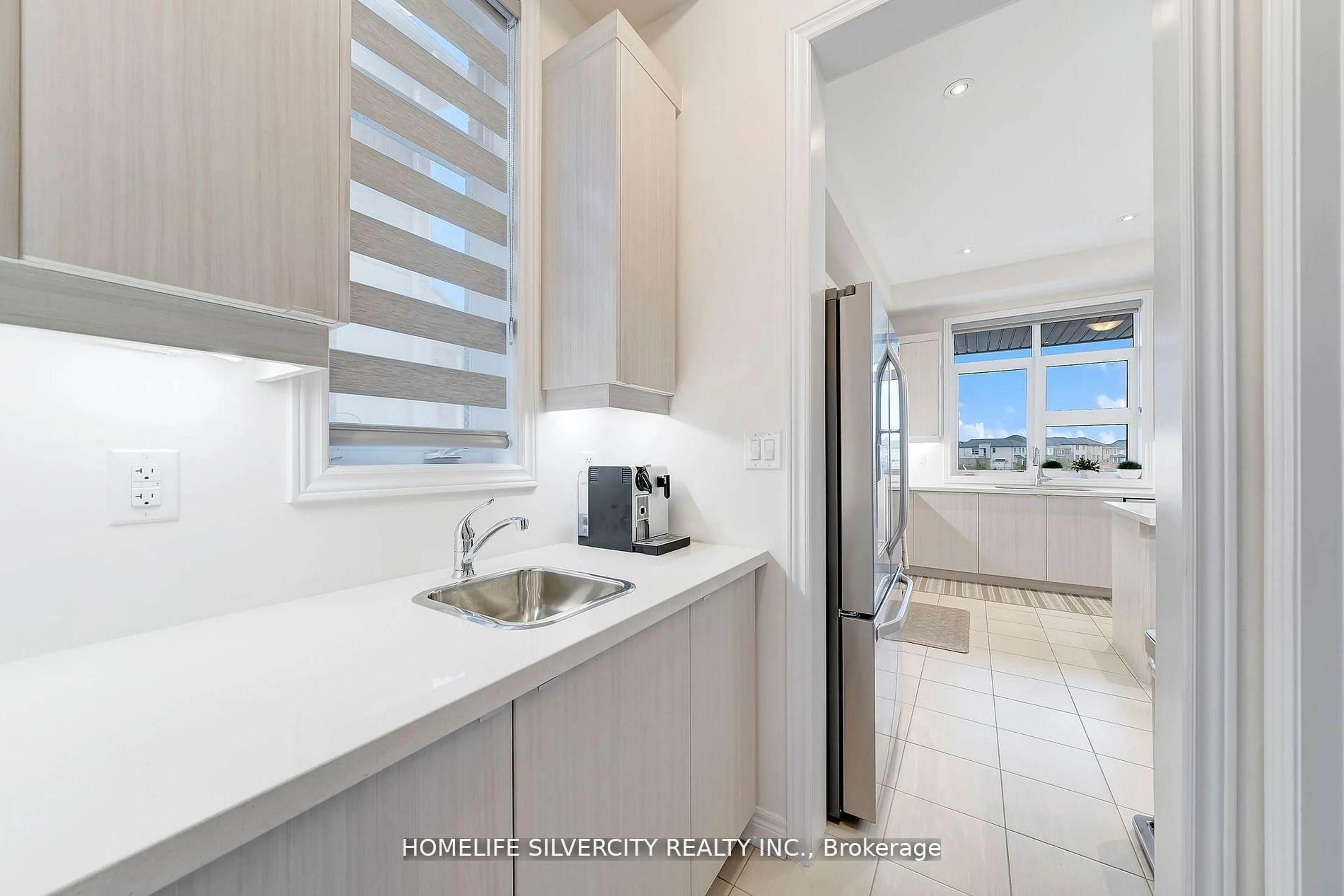 Standard kitchen, ceramic/tile floor for 398 Spyglass Green, Oakville Ontario L6M 5K5