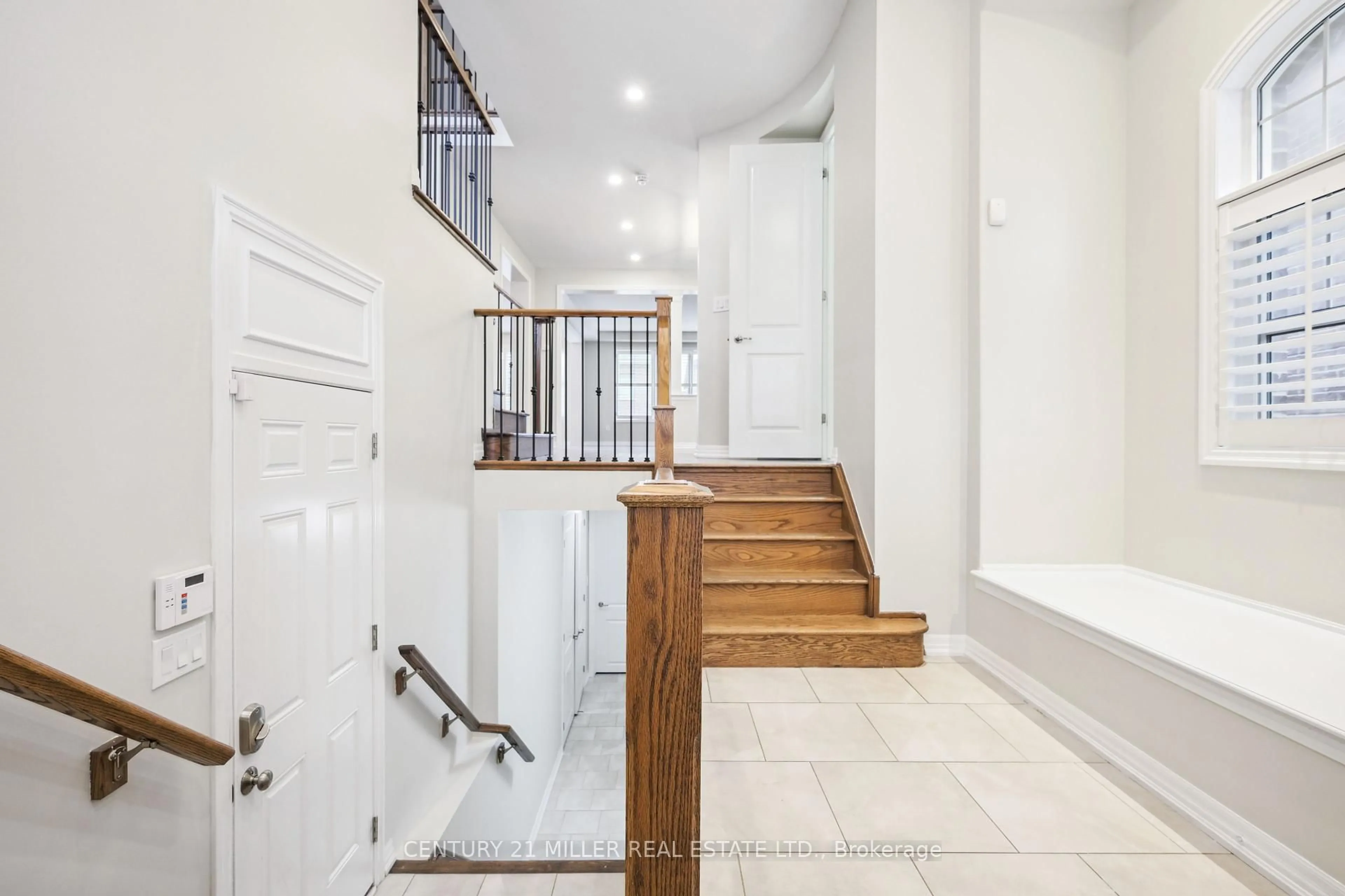 Indoor entryway for 252 Wisteria Way, Oakville Ontario L6M 1L3