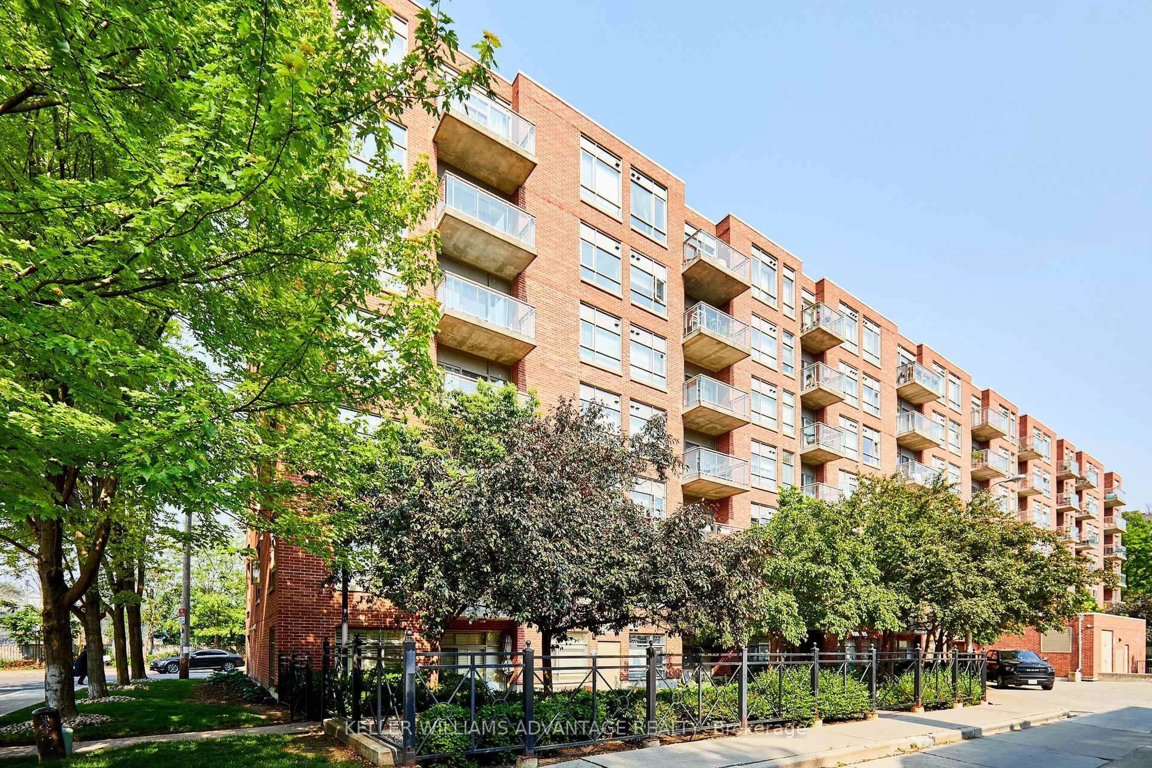 Patio, street for 2495 Dundas St #716, Toronto Ontario M6P 1C3