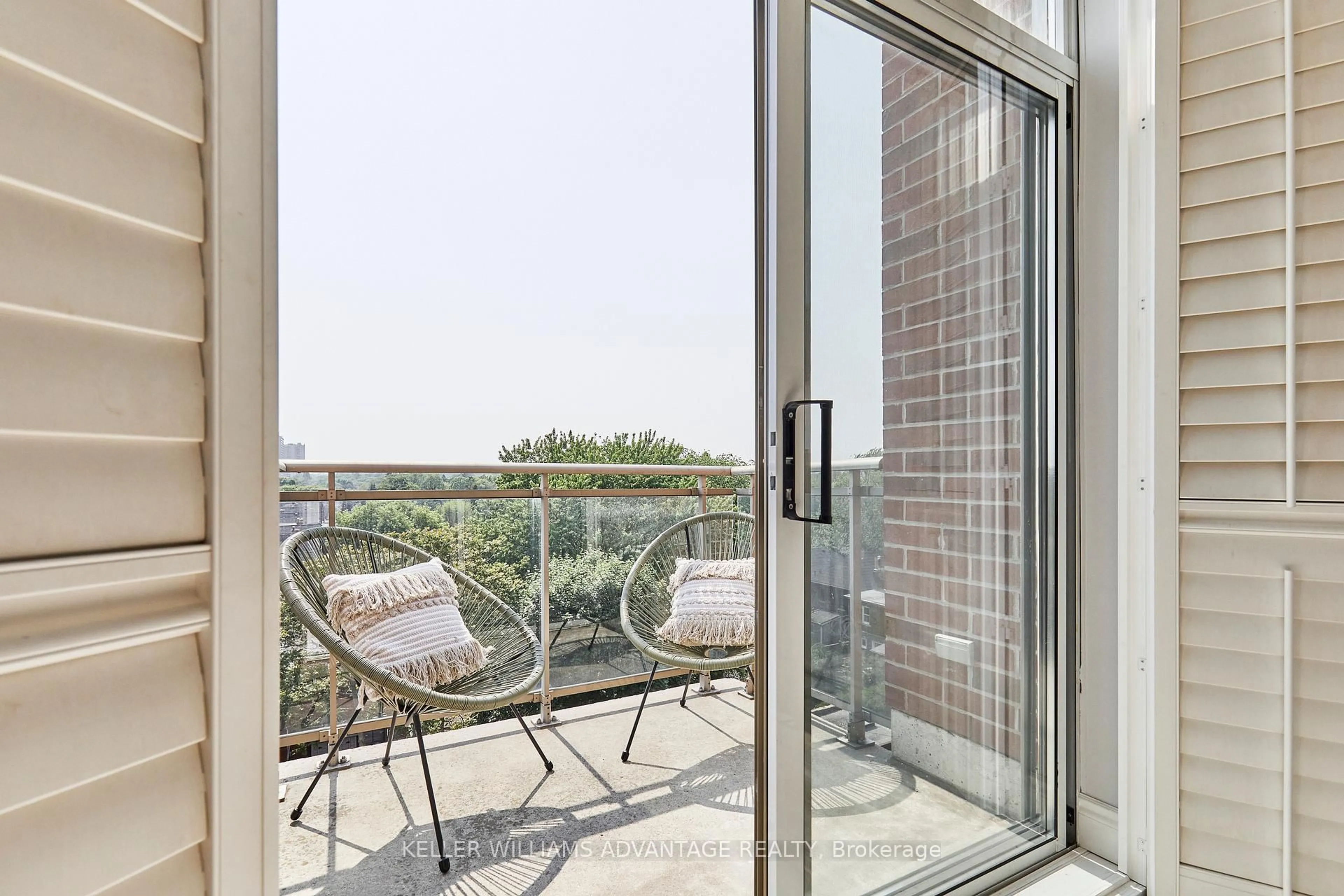 Balcony in the apartment, unknown for 2495 Dundas St #716, Toronto Ontario M6P 1C3