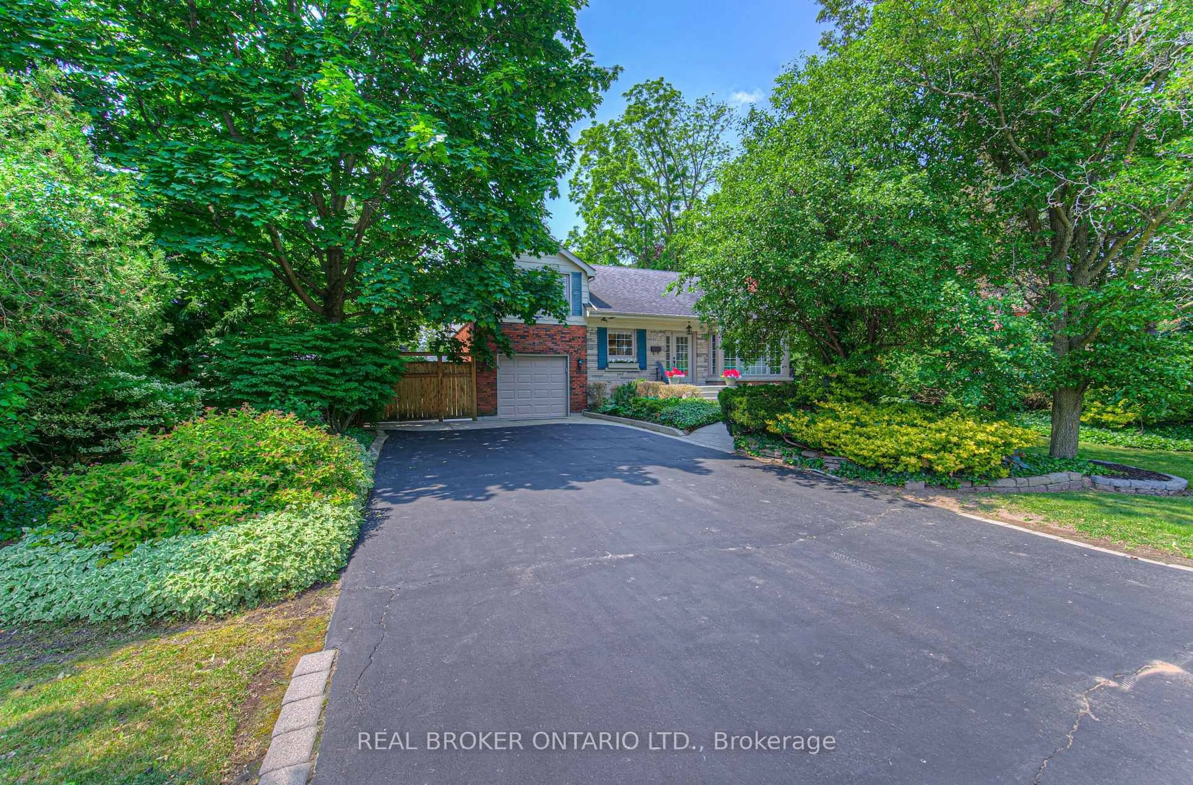 A pic from outside/outdoor area/front of a property/back of a property/a pic from drone, street for 976 Filmandale Rd, Burlington Ontario L7T 2Z4